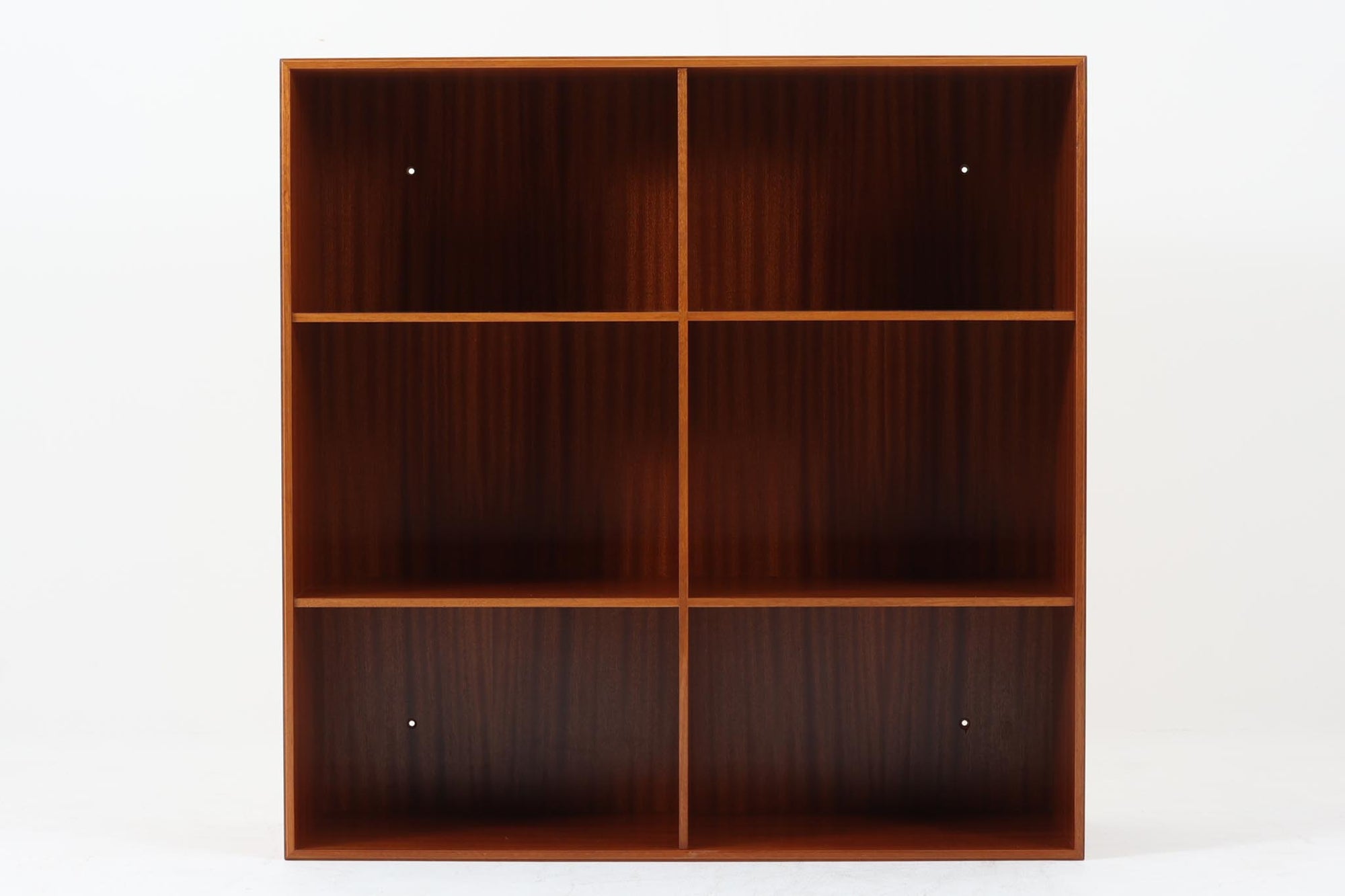 北欧より買い付けた「mogens Koch」によってデザインされたブックシェルフです。キャビネットやシェルフを組み合わせて使用するためにデザインされた物で、デンマーク家具最高峰のユニットシェルフと言われています。良質なマホガニー無垢材が使用されています。