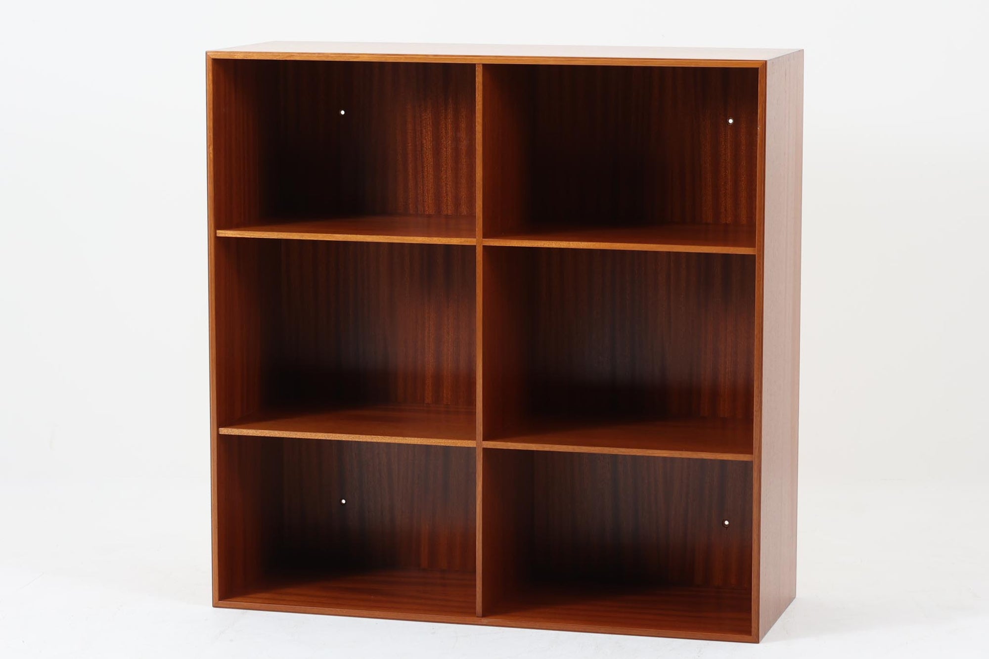 北欧より買い付けた「mogens Koch」によってデザインされたブックシェルフです。キャビネットやシェルフを組み合わせて使用するためにデザインされた物で、デンマーク家具最高峰のユニットシェルフと言われています。良質なマホガニー無垢材が使用されています。