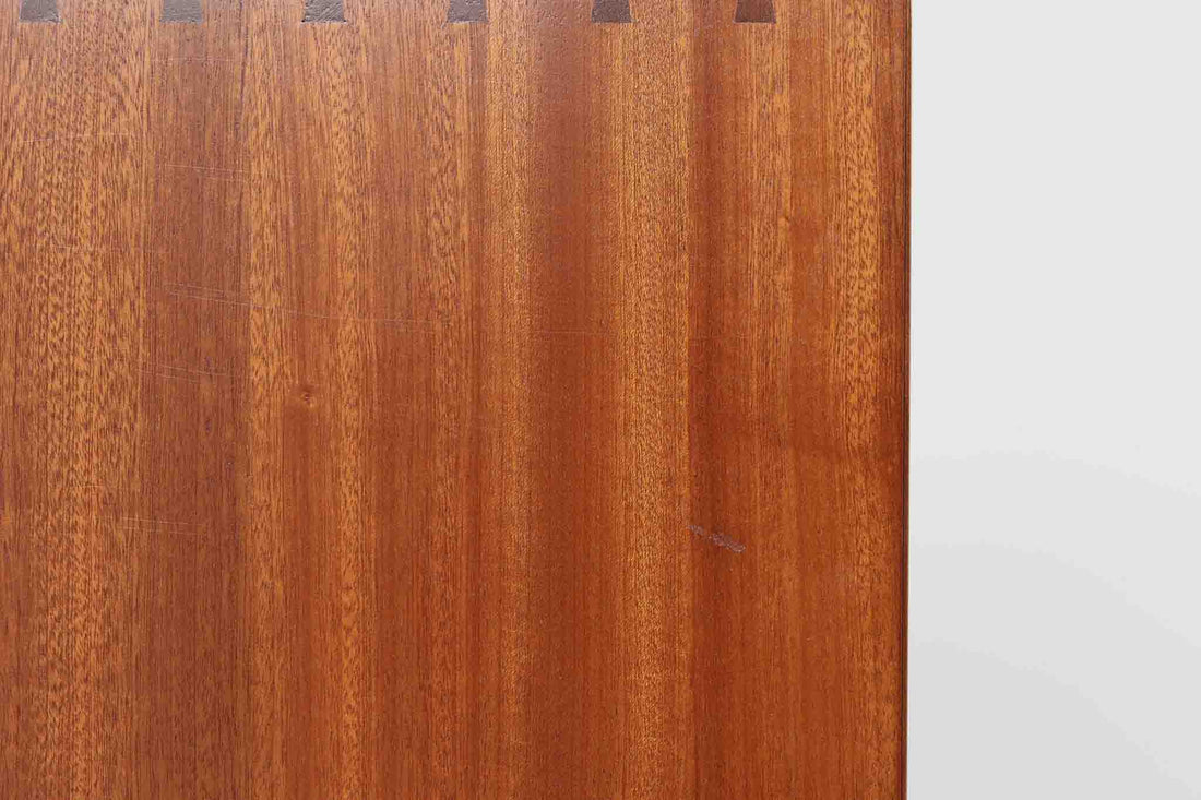 北欧より買い付けた「mogens Koch」によってデザインされたブックシェルフです。キャビネットやシェルフを組み合わせて使用するためにデザインされた物で、デンマーク家具最高峰のユニットシェルフと言われています。良質なマホガニー無垢材が使用されています。