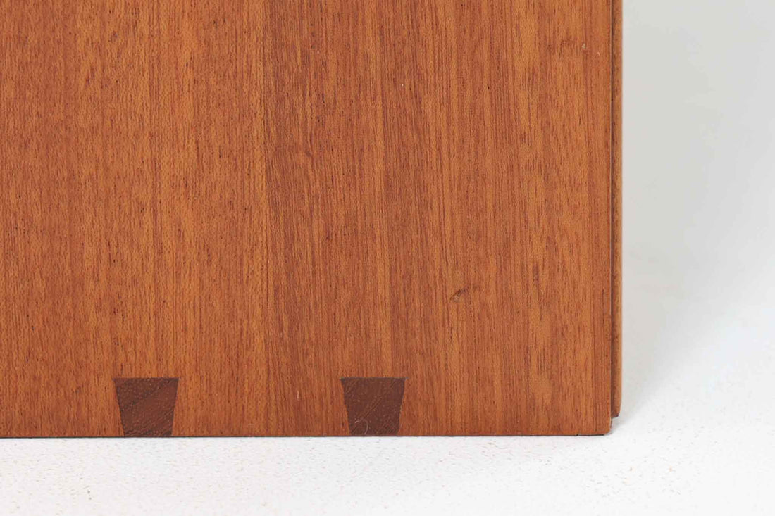 北欧より買い付けた「mogens Koch」によってデザインされたブックシェルフです。キャビネットやシェルフを組み合わせて使用するためにデザインされた物で、デンマーク家具最高峰のユニットシェルフと言われています。良質なマホガニー無垢材が使用されています。