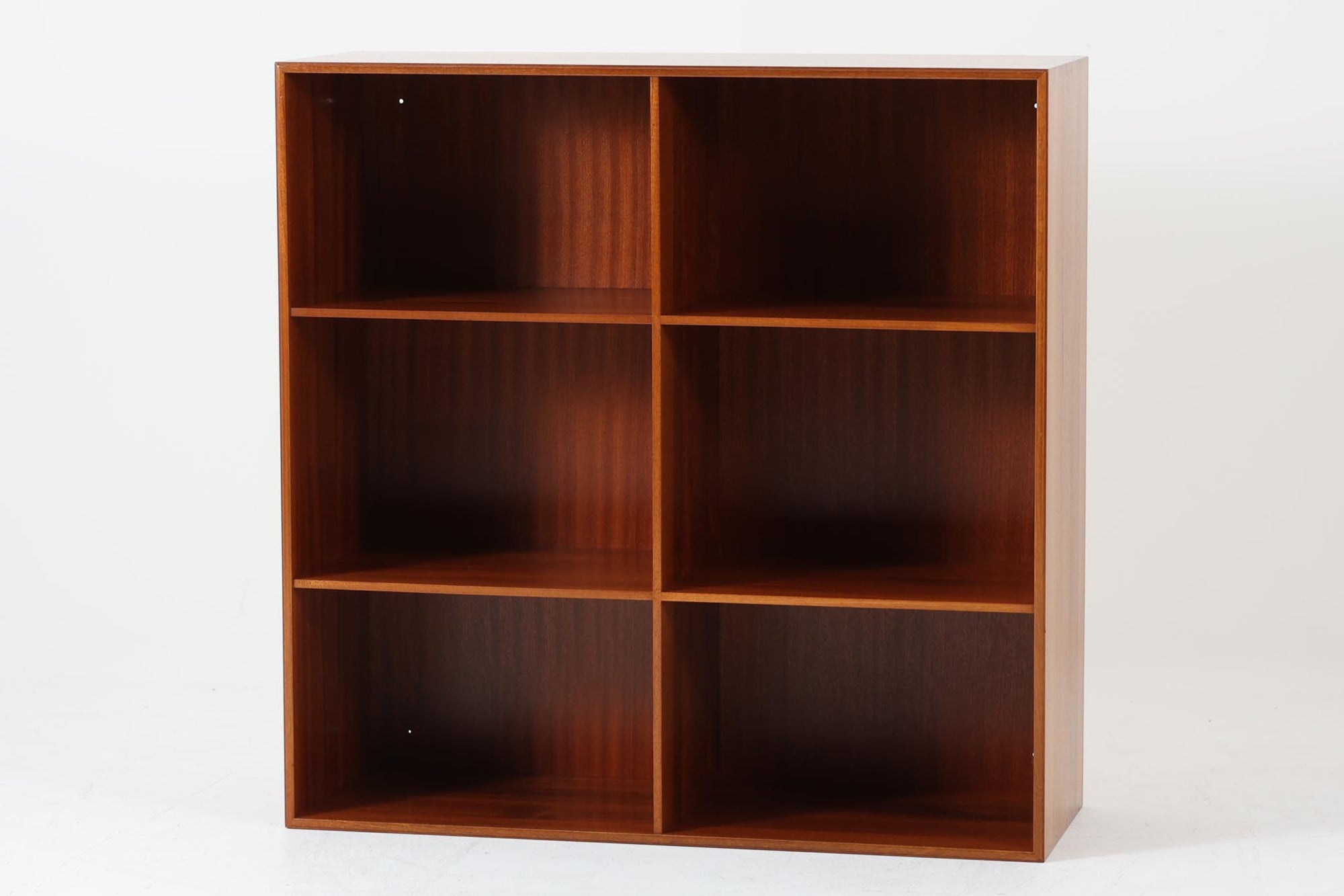北欧より買い付けた「mogens Koch」によってデザインされたブックシェルフです。キャビネットやシェルフを組み合わせて使用するためにデザインされた物で、デンマーク家具最高峰のユニットシェルフと言われています。良質なマホガニー無垢材が使用されています。