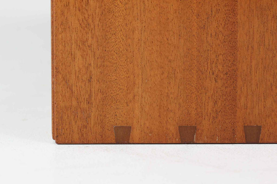 北欧より買い付けた「Mogens Koch」によってデザインされたブックシェルフです。キャビネットやシェルフを組み合わせて使用するためにデザインされた物で、デンマーク家具最高峰のユニットシェルフと言われています。良質なマホガニー無垢材が使用されています。