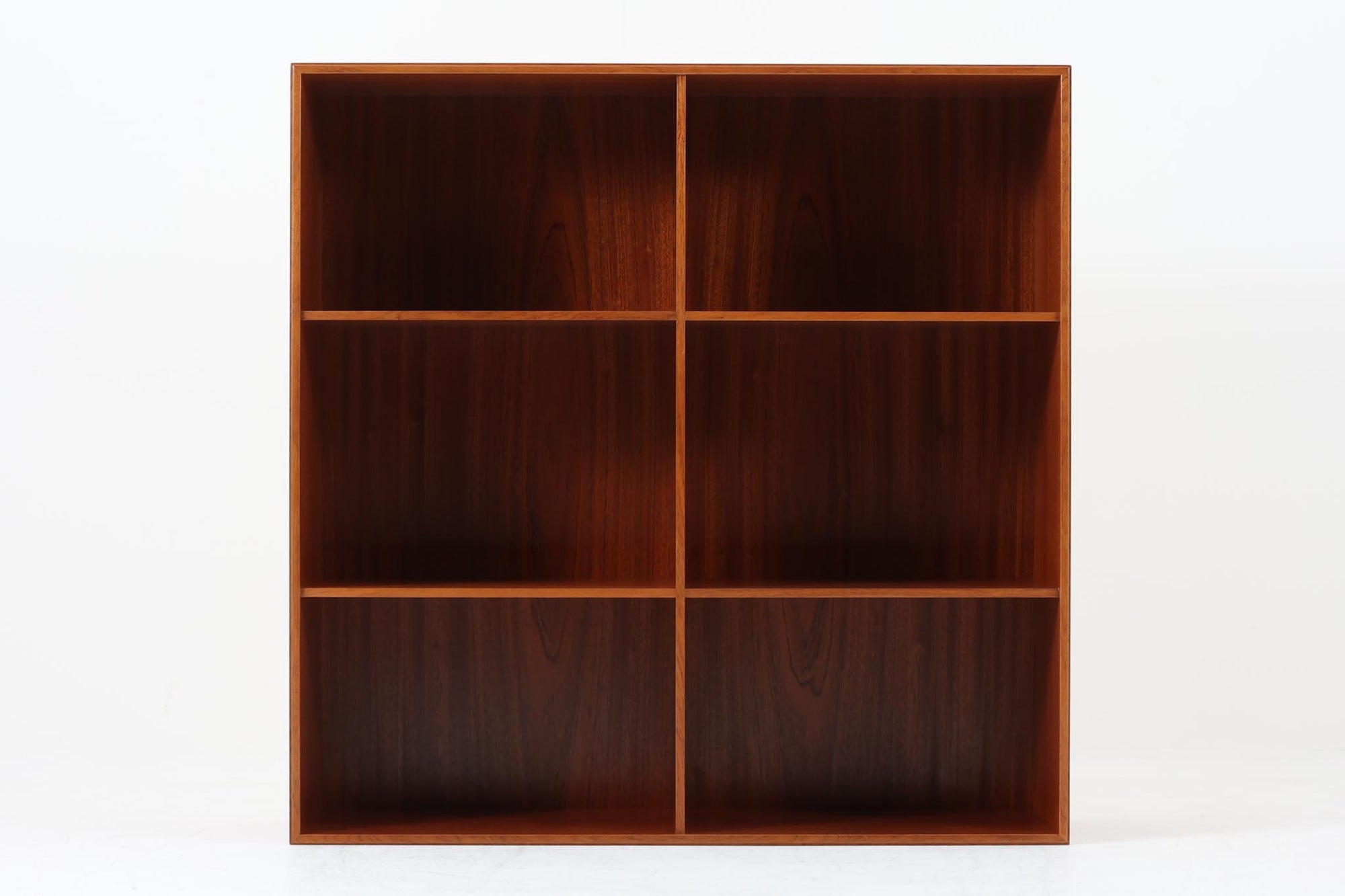 北欧より買い付けた「mogens Koch」によってデザインされたブックシェルフです。キャビネットやシェルフを組み合わせて使用するためにデザインされた物で、デンマーク家具最高峰のユニットシェルフと言われています。良質なマホガニー無垢材が使用されています。