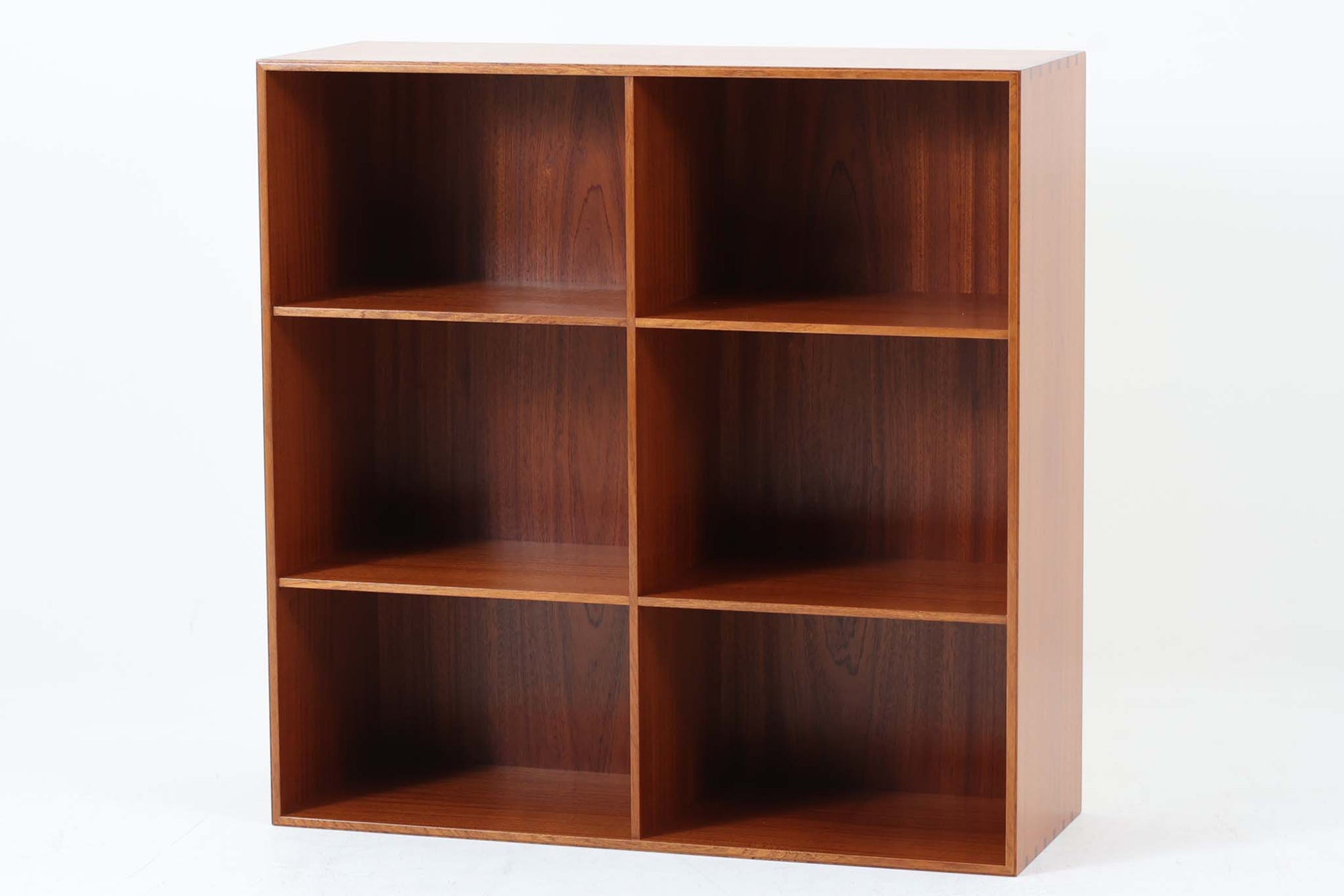 北欧より買い付けた「mogens Koch」によってデザインされたブックシェルフです。キャビネットやシェルフを組み合わせて使用するためにデザインされた物で、デンマーク家具最高峰のユニットシェルフと言われています。良質なマホガニー無垢材が使用されています。