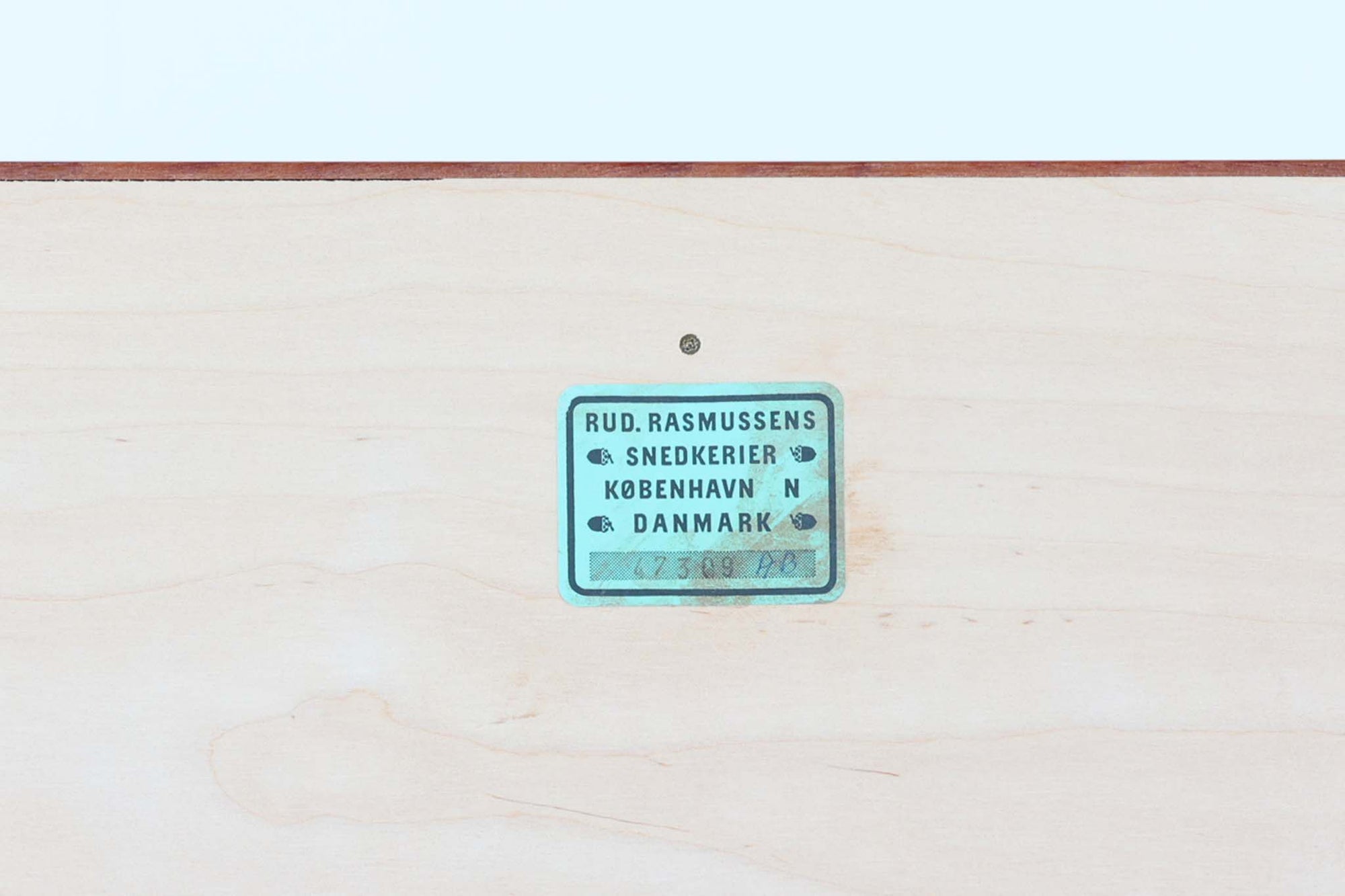 北欧より買い付けた「mogens Koch」によってデザインされたブックシェルフです。キャビネットやシェルフを組み合わせて使用するためにデザインされた物で、デンマーク家具最高峰のユニットシェルフと言われています。良質なマホガニー無垢材が使用されています。