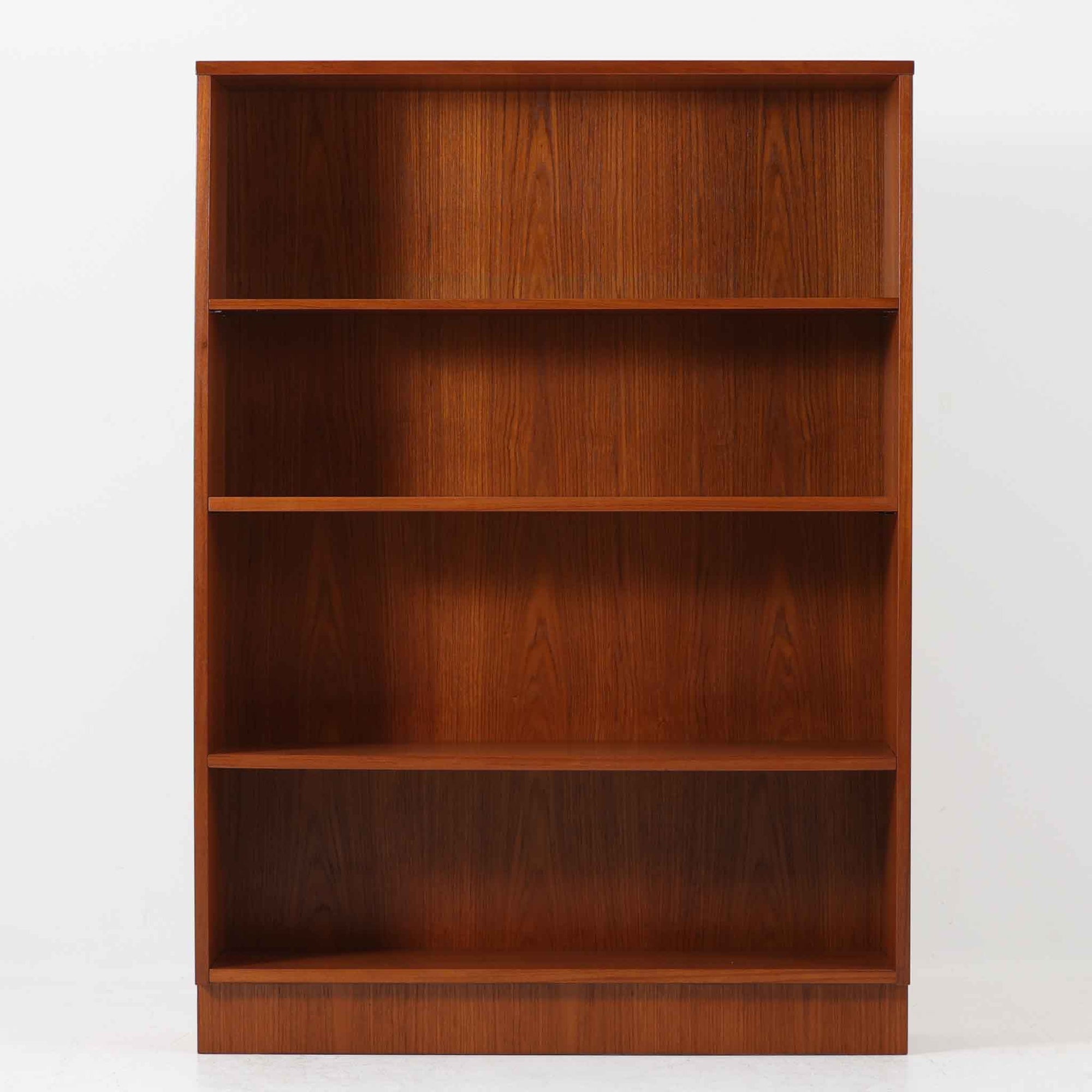 温かみのあるチーク材を使用したこちらのブックシェルフは、北欧ビンテージらしいシンプルで洗練されたデザインが魅力の一台です。幅85cmの程よいサイズ感と4段の可動棚構成により、収納力と柔軟性を兼ね備え、本や雑貨、小物のディスプレイなど幅広い用途に対応します。美しい木目が施されており、年月とともに深みを増す素材の変化もお楽しみいただけます。