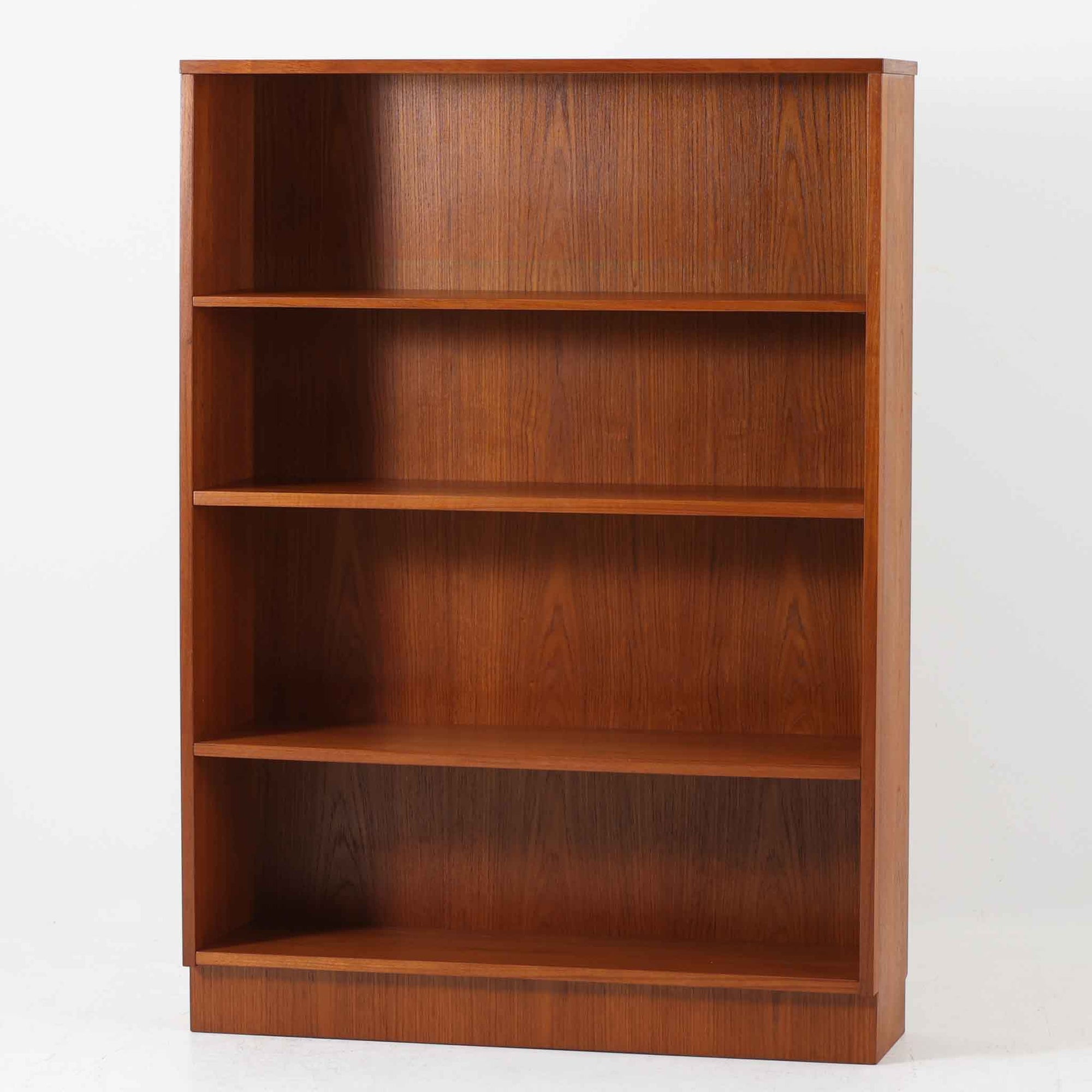 温かみのあるチーク材を使用したこちらのブックシェルフは、北欧ビンテージらしいシンプルで洗練されたデザインが魅力の一台です。幅85cmの程よいサイズ感と4段の可動棚構成により、収納力と柔軟性を兼ね備え、本や雑貨、小物のディスプレイなど幅広い用途に対応します。美しい木目が施されており、年月とともに深みを増す素材の変化もお楽しみいただけます。