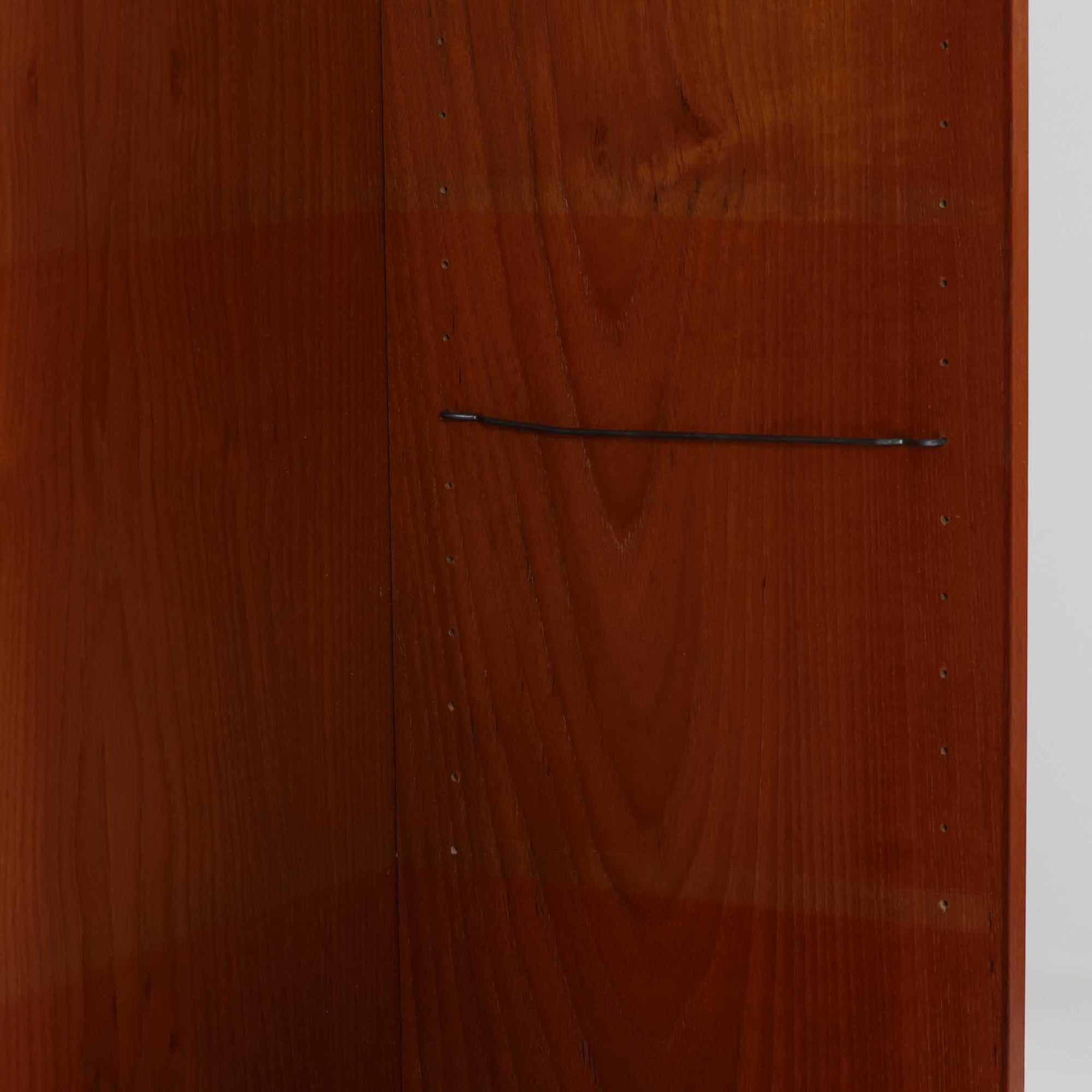 デンマーク製ブックシェルフです。幅87cmとコンパクトなサイズながら、3段の棚により収納力があり、書籍やオブジェをバランス良くディスプレイできます。チーク材の美しい木目と温かみのある色合いが北欧家具らしい上質な雰囲気を漂わせます。直線的でシンプルなフォルムに細身のテーパー脚が軽やかさを添え、どんな空間にも自然に溶け込むデザインです。経年により増した艶が魅力の、上品で実用的なビンテージ家具です。