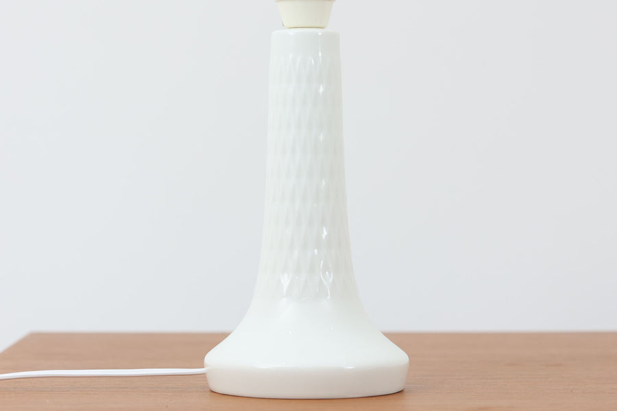 Royal CopenhagenがLe Klintのために製作したテーブルランプ。デザイナーはTorkil Olsen。艶のある白磁に繊細な凹凸模様が施され、上品でモダンな佇まいです。明るく清潔感のある印象で、どんな空間にも馴染みます。シェードには新品のリネン製を合わせており、やわらかな灯りが広がります。