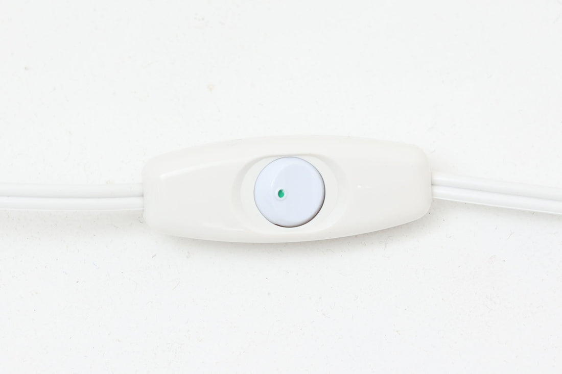 Royal CopenhagenがLe Klintのために製作したテーブルランプ。デザイナーはTorkil Olsen。艶のある白磁に繊細な凹凸模様が施され、上品でモダンな佇まいです。明るく清潔感のある印象で、どんな空間にも馴染みます。シェードには新品のリネン製を合わせており、やわらかな灯りが広がります。