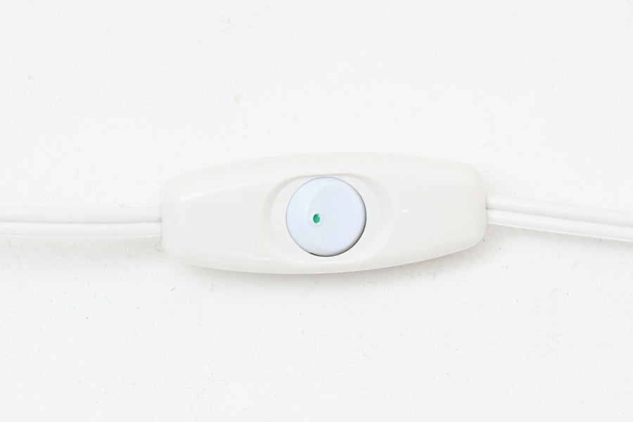 Royal CopenhagenがLe Klintのために製作したテーブルランプ。デザイナーはTorkil Olsen。艶のある白磁に繊細な凹凸模様が施され、上品でモダンな佇まいです。明るく清潔感のある印象で、どんな空間にも馴染みます。シェードには新品のリネン製を合わせており、やわらかな灯りが広がります。