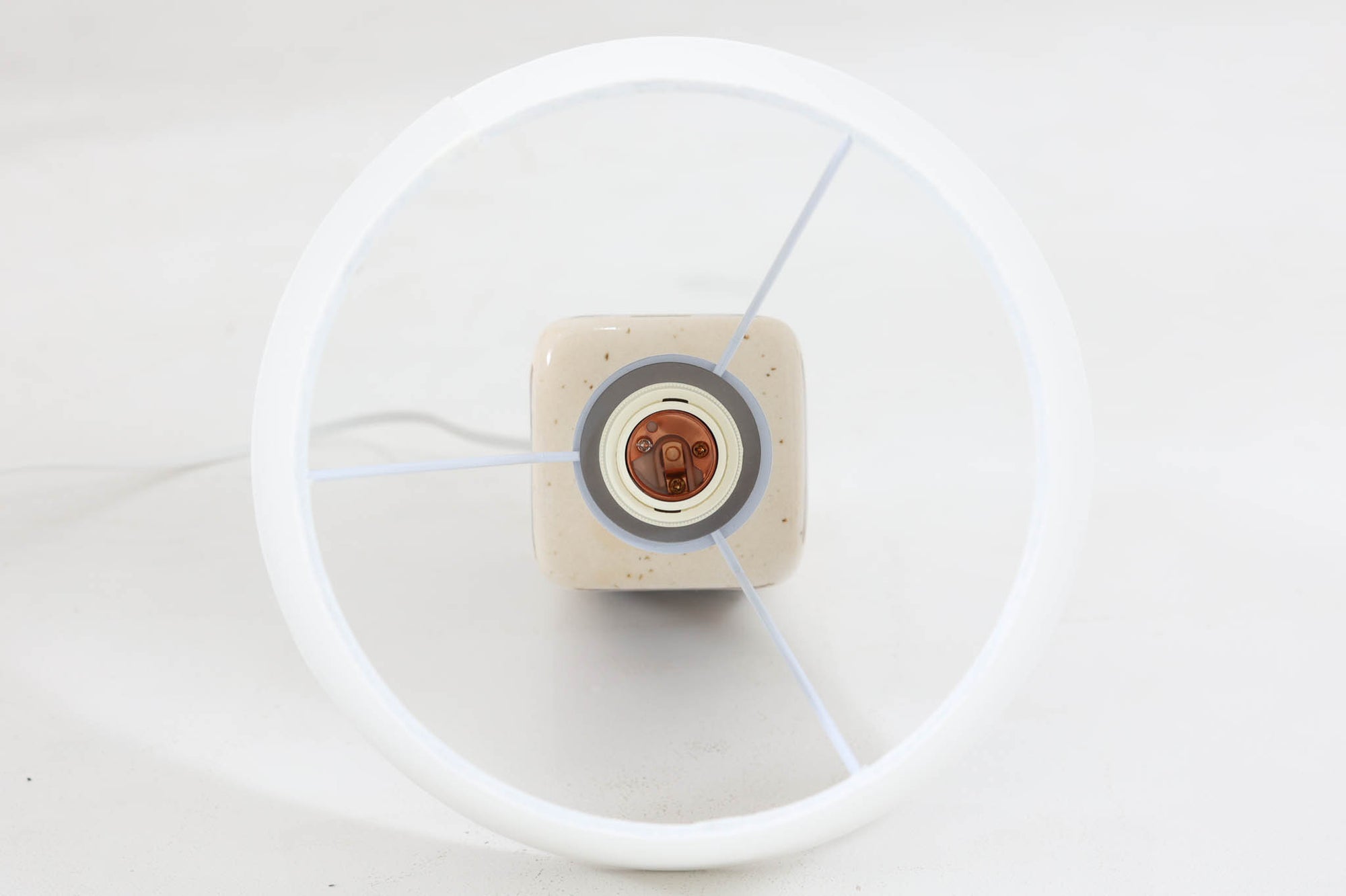 デンマークの名窯michael Andersen &amp; Sønによるテーブルランプ。アイボリートーンの陶器ボディにブルーやブラウンの幾何学模様が手描きであしらわれた美しい一点。光沢のある釉薬の表情も魅力的です。シェードは新品のリネン製に交換済み。