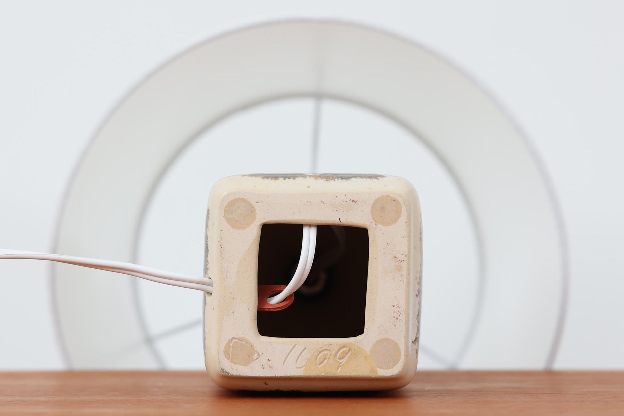 デンマークの名窯michael Andersen &amp; Sønによるテーブルランプ。アイボリートーンの陶器ボディにブルーやブラウンの幾何学模様が手描きであしらわれた美しい一点。光沢のある釉薬の表情も魅力的です。シェードは新品のリネン製に交換済み。