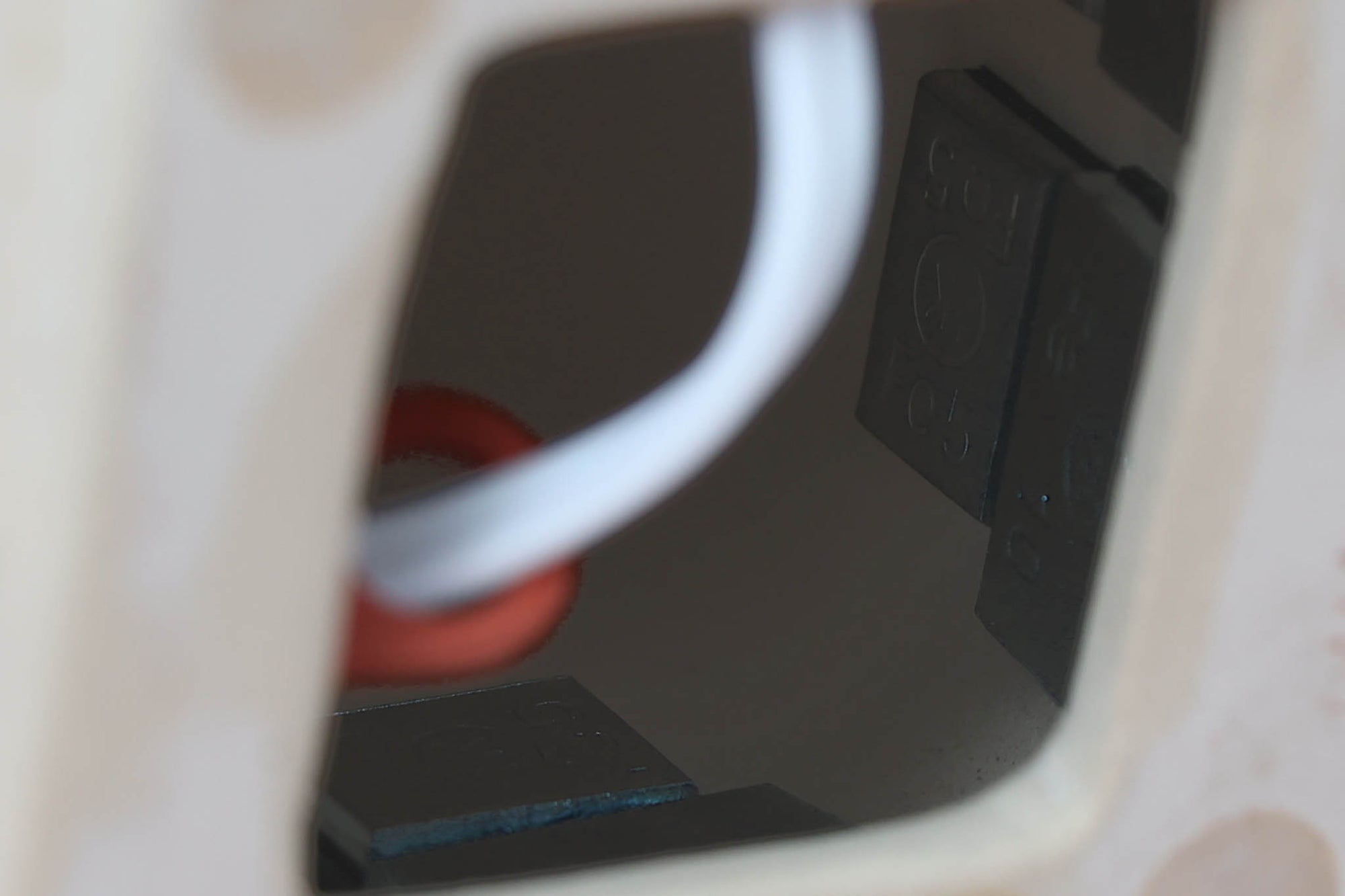 デンマークの名窯michael Andersen &amp; Sønによるテーブルランプ。アイボリートーンの陶器ボディにブルーやブラウンの幾何学模様が手描きであしらわれた美しい一点。光沢のある釉薬の表情も魅力的です。シェードは新品のリネン製に交換済み。