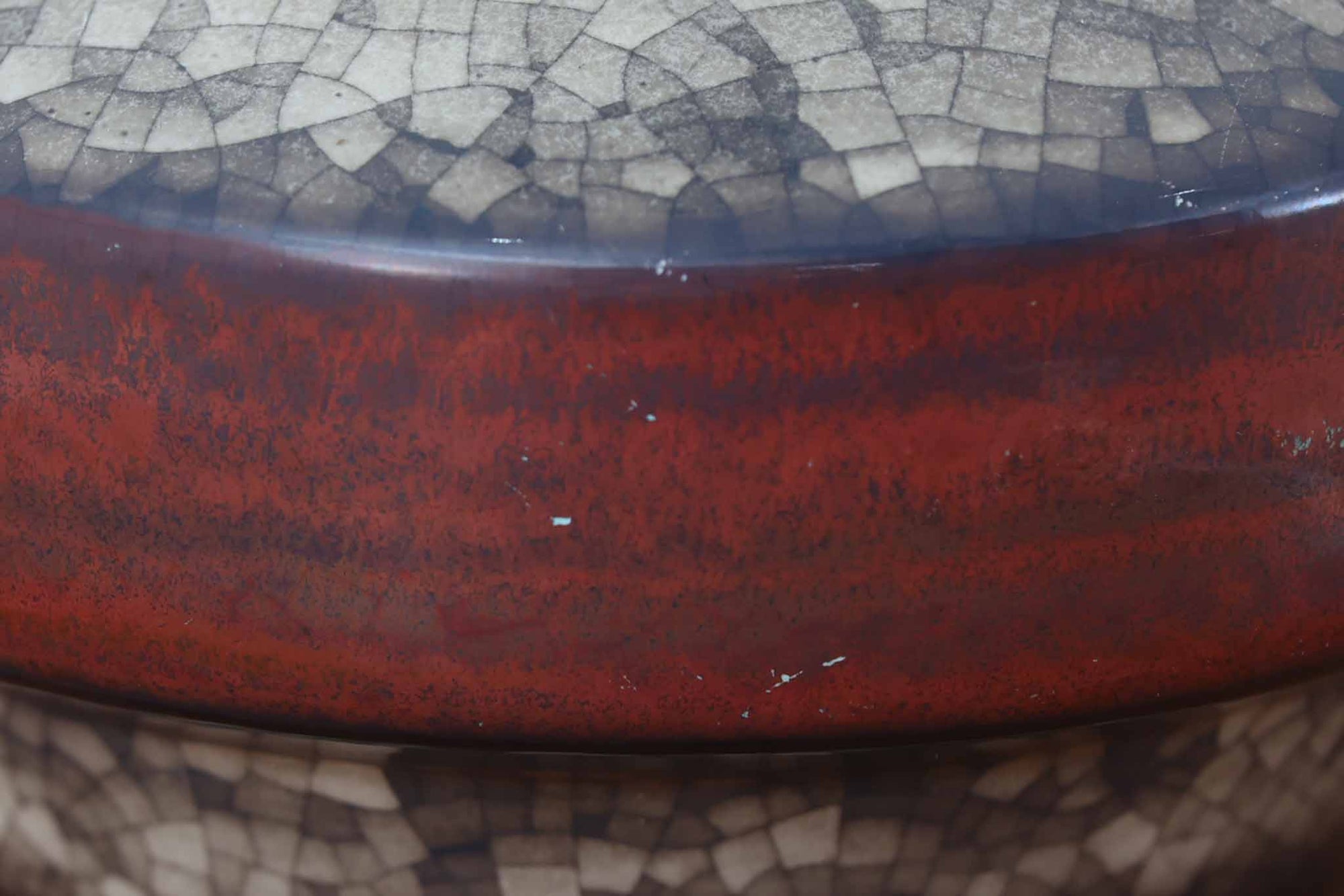 デンマーク・ボーンホルム島の老舗陶器メーカー、michael Andersen &amp; Sonによるテーブルランプ。細やかな貫入模様と深みのある釉薬の色合いが特徴で、ベース部分は温かみのあるクラフト感を漂わせています。シェードは新品のリネン製で、やさしく光を拡散し、空間に柔らかな雰囲気をもたらします。北欧ヴィンテージらしい造形美と素材感を楽しめる一点です。