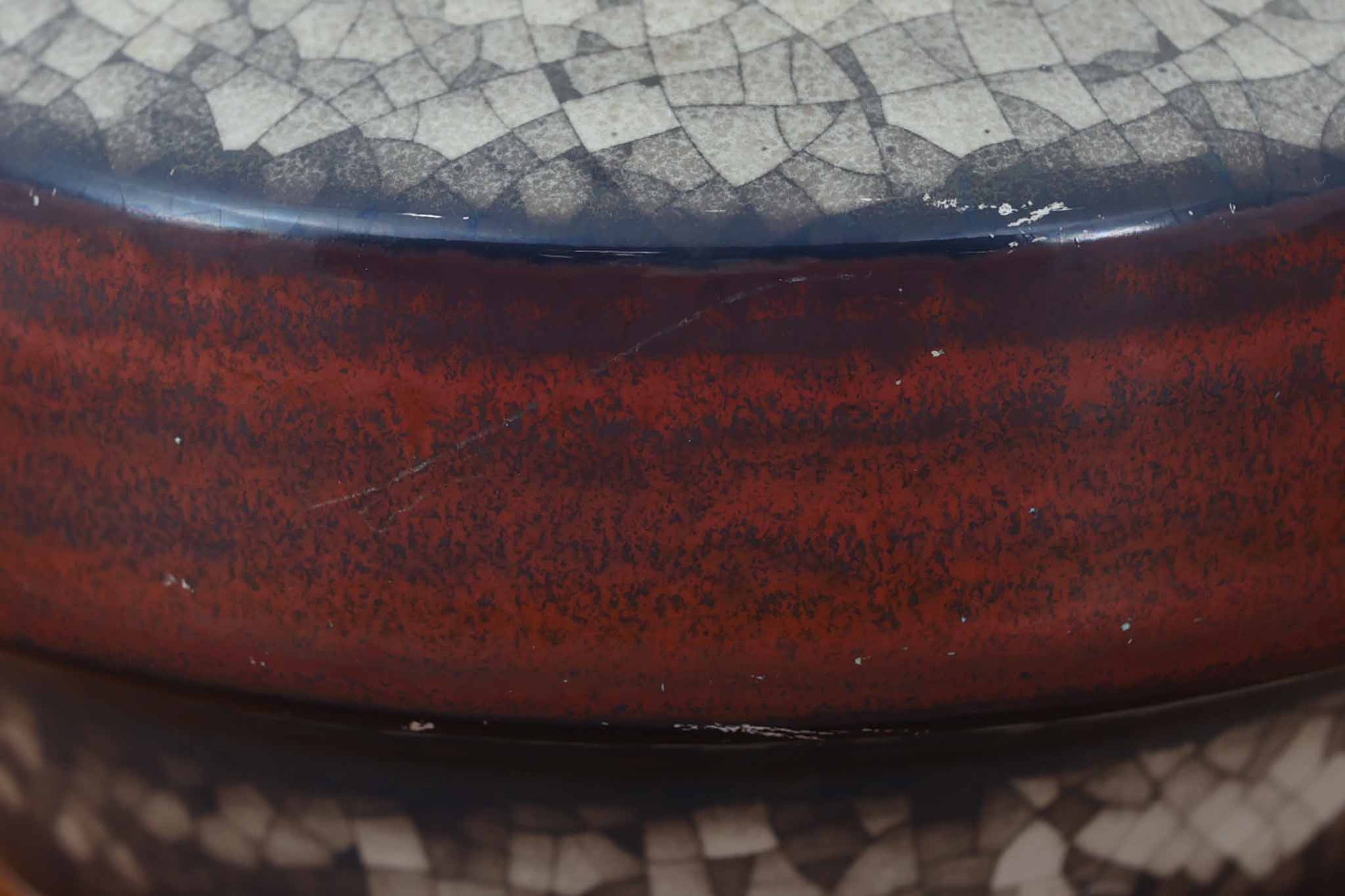 デンマーク・ボーンホルム島の老舗陶器メーカー、michael Andersen &amp; Sonによるテーブルランプ。細やかな貫入模様と深みのある釉薬の色合いが特徴で、ベース部分は温かみのあるクラフト感を漂わせています。シェードは新品のリネン製で、やさしく光を拡散し、空間に柔らかな雰囲気をもたらします。北欧ヴィンテージらしい造形美と素材感を楽しめる一点です。