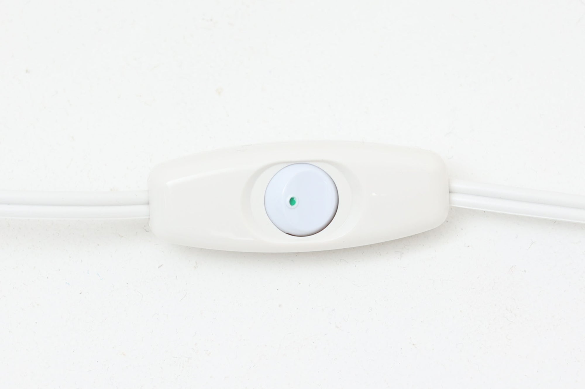 デンマーク・ボーンホルム島の老舗陶器メーカー、michael Andersen &amp; Sonによるテーブルランプ。細やかな貫入模様と深みのある釉薬の色合いが特徴で、ベース部分は温かみのあるクラフト感を漂わせています。シェードは新品のリネン製で、やさしく光を拡散し、空間に柔らかな雰囲気をもたらします。北欧ヴィンテージらしい造形美と素材感を楽しめる一点です。