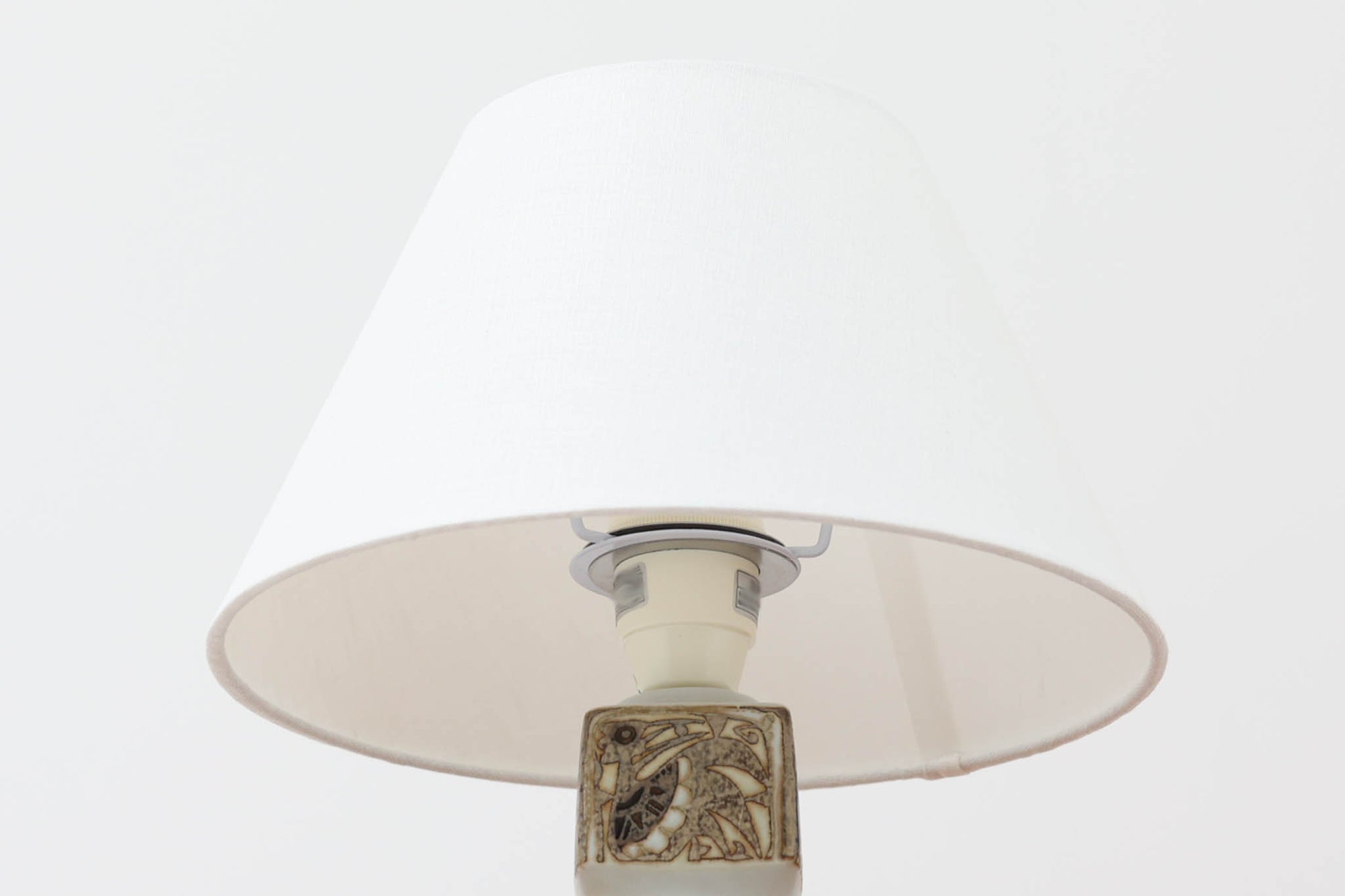 Royal Copenhagen製のベースが使用されたテーブルランプです。製造年数（1965〜1970年代）も少なく希少なモデルです。現在の製造方法とは異なりファイアンス釜で作成された陶器は、独特の風合いでビンテージ品ならではです。ベースの柄は自然をモチーフとした、Nils Thorssonによる人気のBACAシリーズで、こちらは職人によりフリーハンドで描かれていますので、同じ物が無い所もRoyal Copenhagenの魅力のひとつです。オブジェとしてもお部屋をおしゃれに演出してくれそうです。