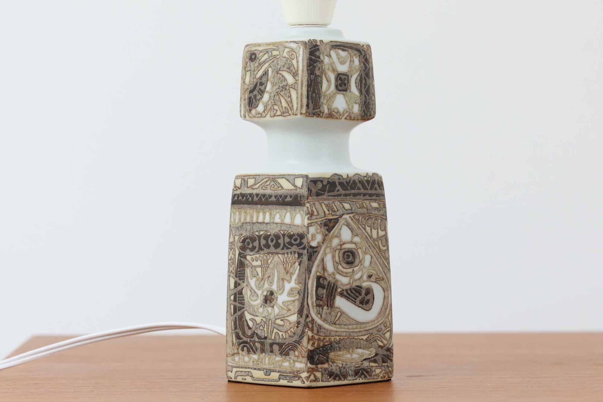 Royal Copenhagen製のベースが使用されたテーブルランプです。製造年数（1965〜1970年代）も少なく希少なモデルです。現在の製造方法とは異なりファイアンス釜で作成された陶器は、独特の風合いでビンテージ品ならではです。ベースの柄は自然をモチーフとした、Nils Thorssonによる人気のBACAシリーズで、こちらは職人によりフリーハンドで描かれていますので、同じ物が無い所もRoyal Copenhagenの魅力のひとつです。オブジェとしてもお部屋をおしゃれに演出してくれそうです。