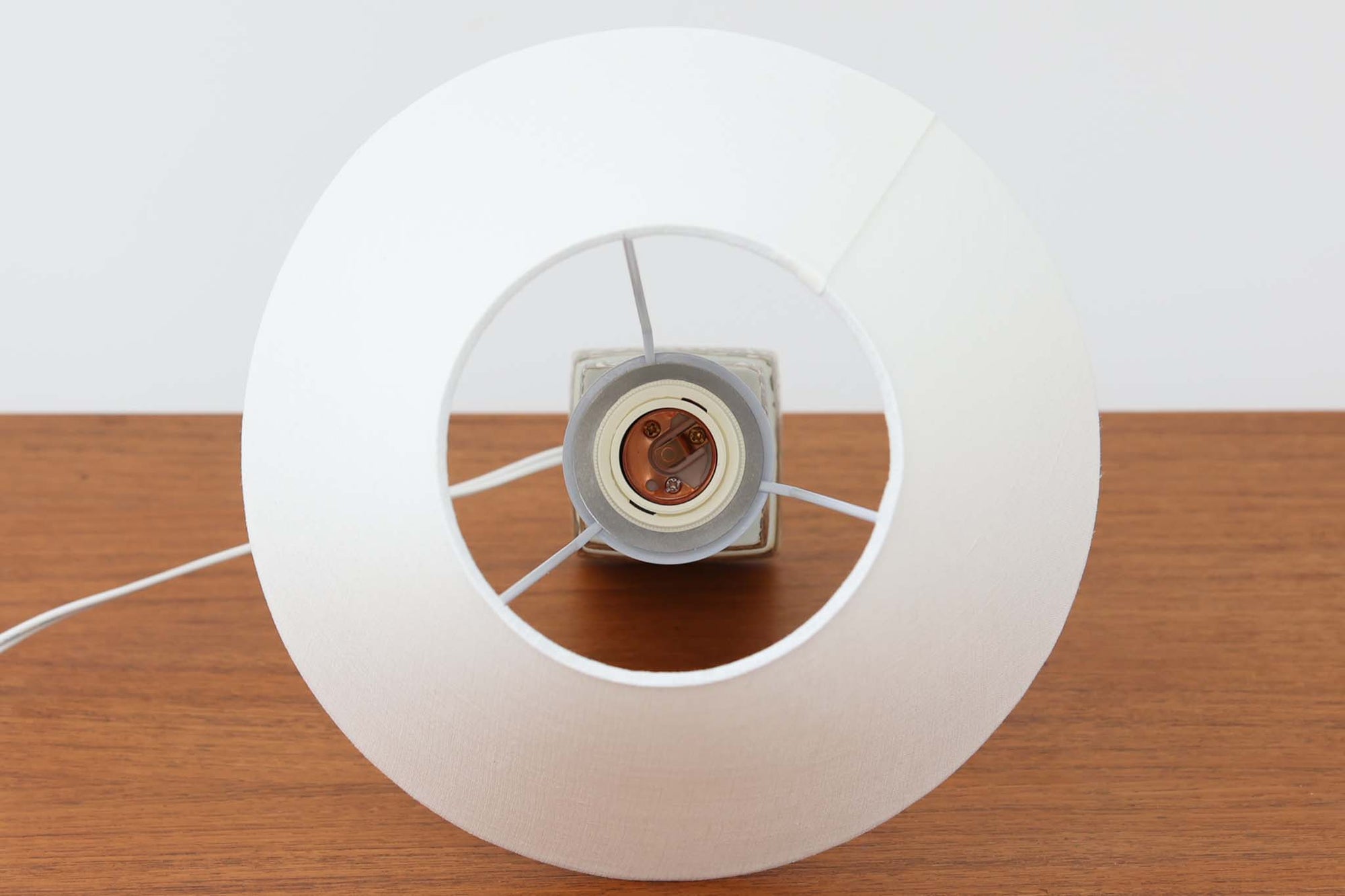 Royal Copenhagen製のベースが使用されたテーブルランプです。製造年数（1965〜1970年代）も少なく希少なモデルです。現在の製造方法とは異なりファイアンス釜で作成された陶器は、独特の風合いでビンテージ品ならではです。ベースの柄は自然をモチーフとした、Nils Thorssonによる人気のBACAシリーズで、こちらは職人によりフリーハンドで描かれていますので、同じ物が無い所もRoyal Copenhagenの魅力のひとつです。オブジェとしてもお部屋をおしゃれに演出してくれそうです。