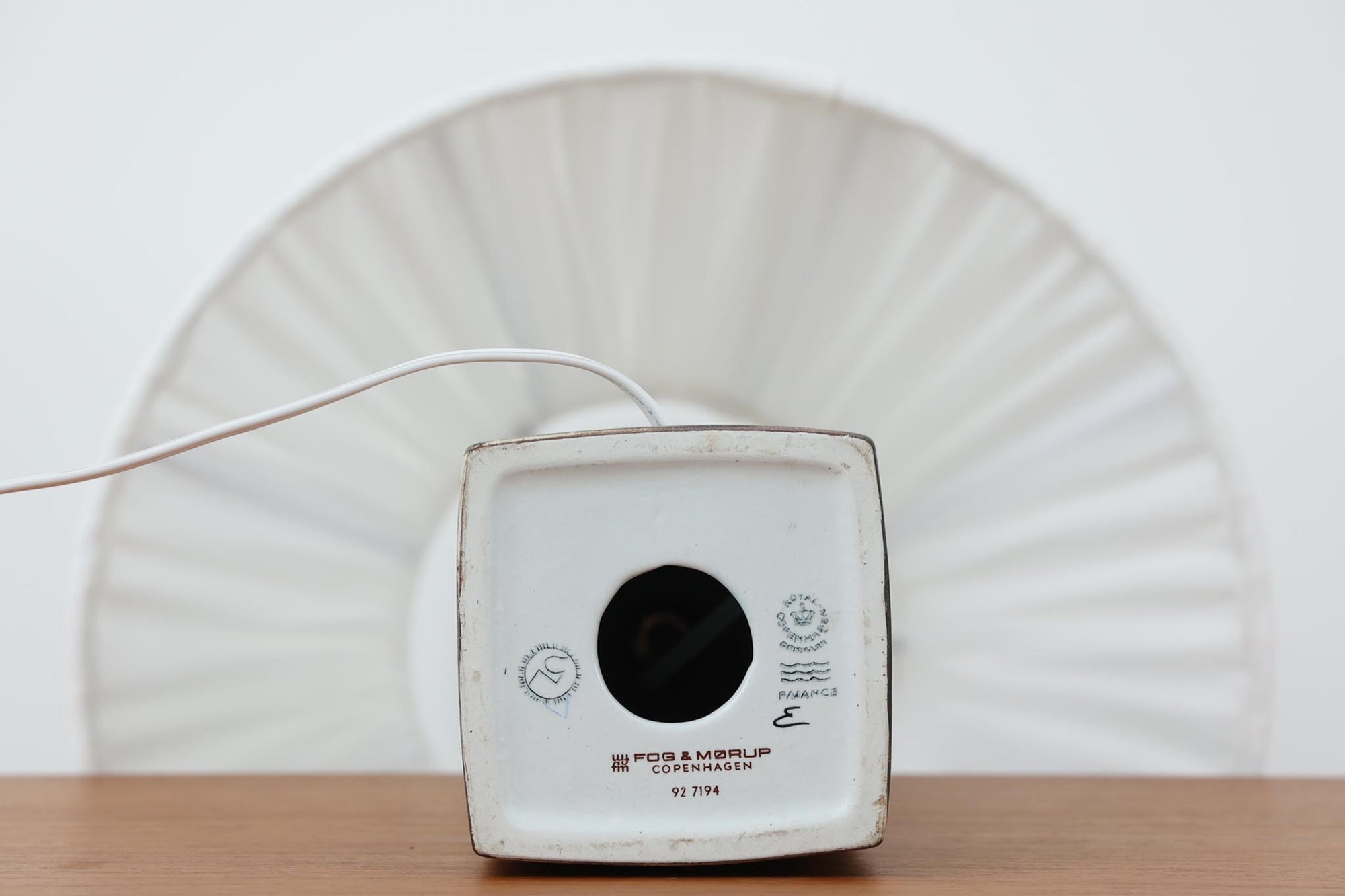 Royal Copenhagen製のベースが使用されたテーブルランプです。製造年数（1965〜1970年代）も少なく、現在では入手困難な希少モデルとなっています。現在の製造方法とは異なり、ファイアンス釜で作られた陶器ならではの独特な風合いが魅力で、ヴィンテージ品としての価値も高い一点です。ベースの柄は自然をモチーフとしたNils Thorssonによる人気のBACAシリーズで、職人の手作業によるフリーハンドで描かれているため、ひとつとして同じものが存在しない点もRoyal Copenhagenならではの魅力です。高さは約50cmとやや大きめで、インテリアのアクセントとしても存在感があり、オブジェのようにお部屋をおしゃれに演出してくれます。