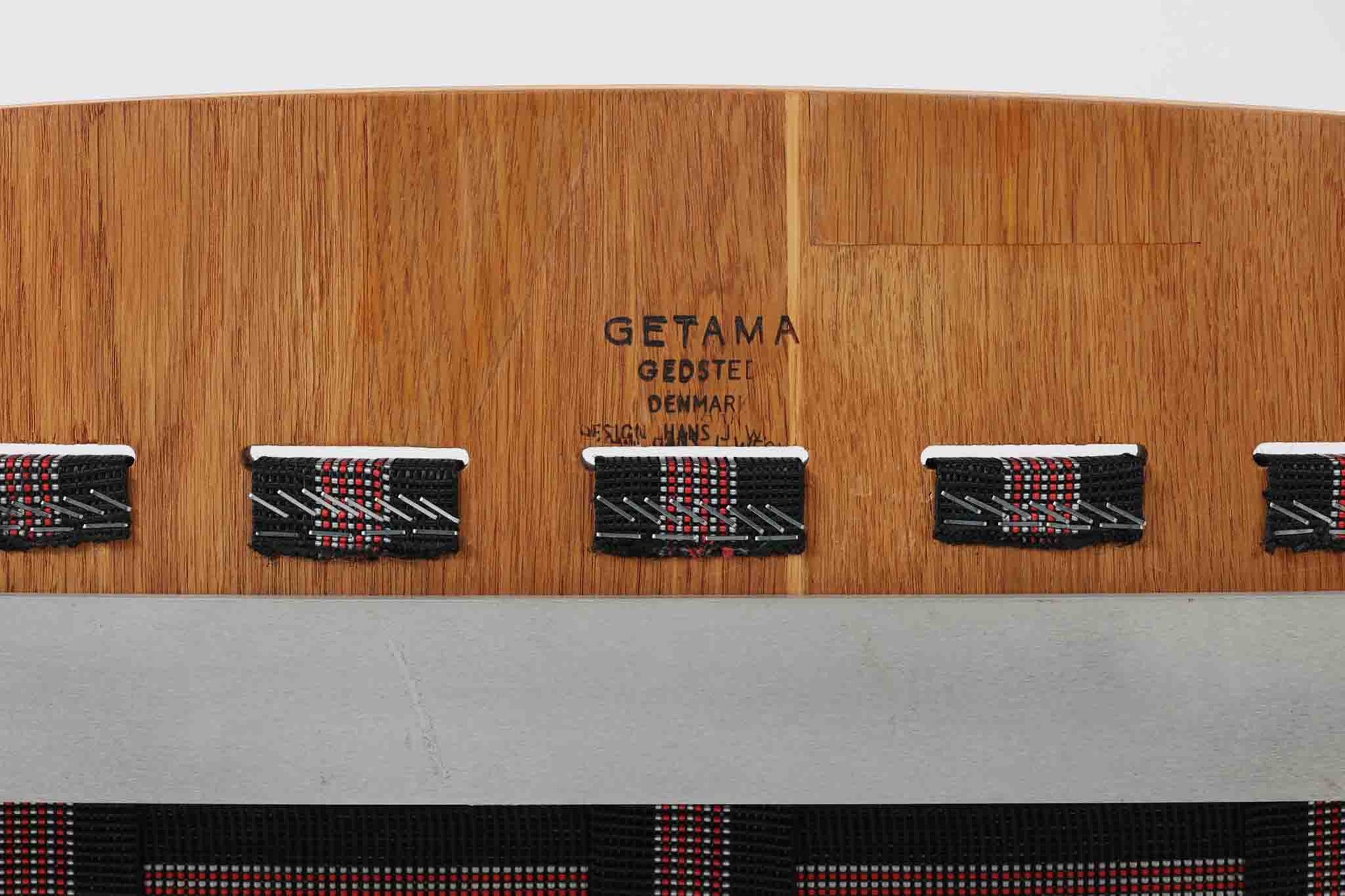 Hans J. Wegner（ハンス・J・ウェグナー）が1960年代にデザインし、Getama（ゲタマ）社によって製造されたGE501Aモデルのハイバックシングルソファ。当時としては珍しく、フレームにプライウッドが使用されています。フレームには堅牢で美しい木目を持つオーク材を使用し、直線と曲線が融合した造形が北欧家具らしい洗練された印象を与えます。張地には鮮やかな赤のファブリックを使用し、空間にアクセントを添えると同時に、快適性と耐久性も兼ね備えた仕上がりです。ヴィンテージならではの存在感と高い実用性を兼ね備えた一脚として、リビングや読書スペースに最適です。