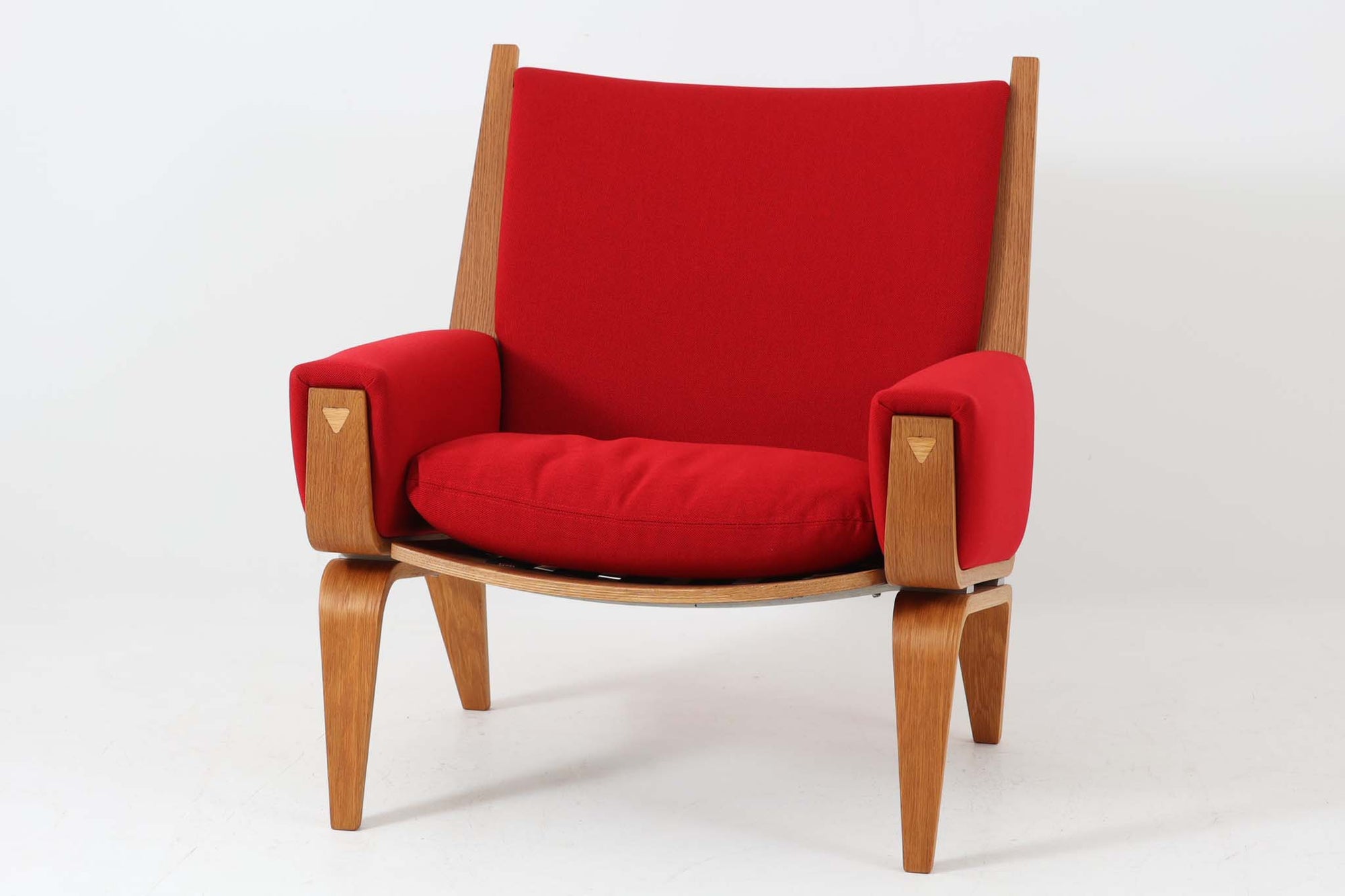 Hans J. Wegner（ハンス・J・ウェグナー）がGetama（ゲタマ）社のために1960年代にデザインしたGE501モデルのシングルソファ。当時としては珍しく、フレームにプライウッドが使用されています。素材には堅牢で美しい木目のオーク材を使用し、特徴的なアームの加工や緩やかなフレームラインなど、ウェグナーならではのディテールが際立ちます。張地は鮮やかな赤いファブリックに張替え済みで、空間に華やかさを添えつつ、ビンテージならではの存在感と温もりが感じられる一脚です。