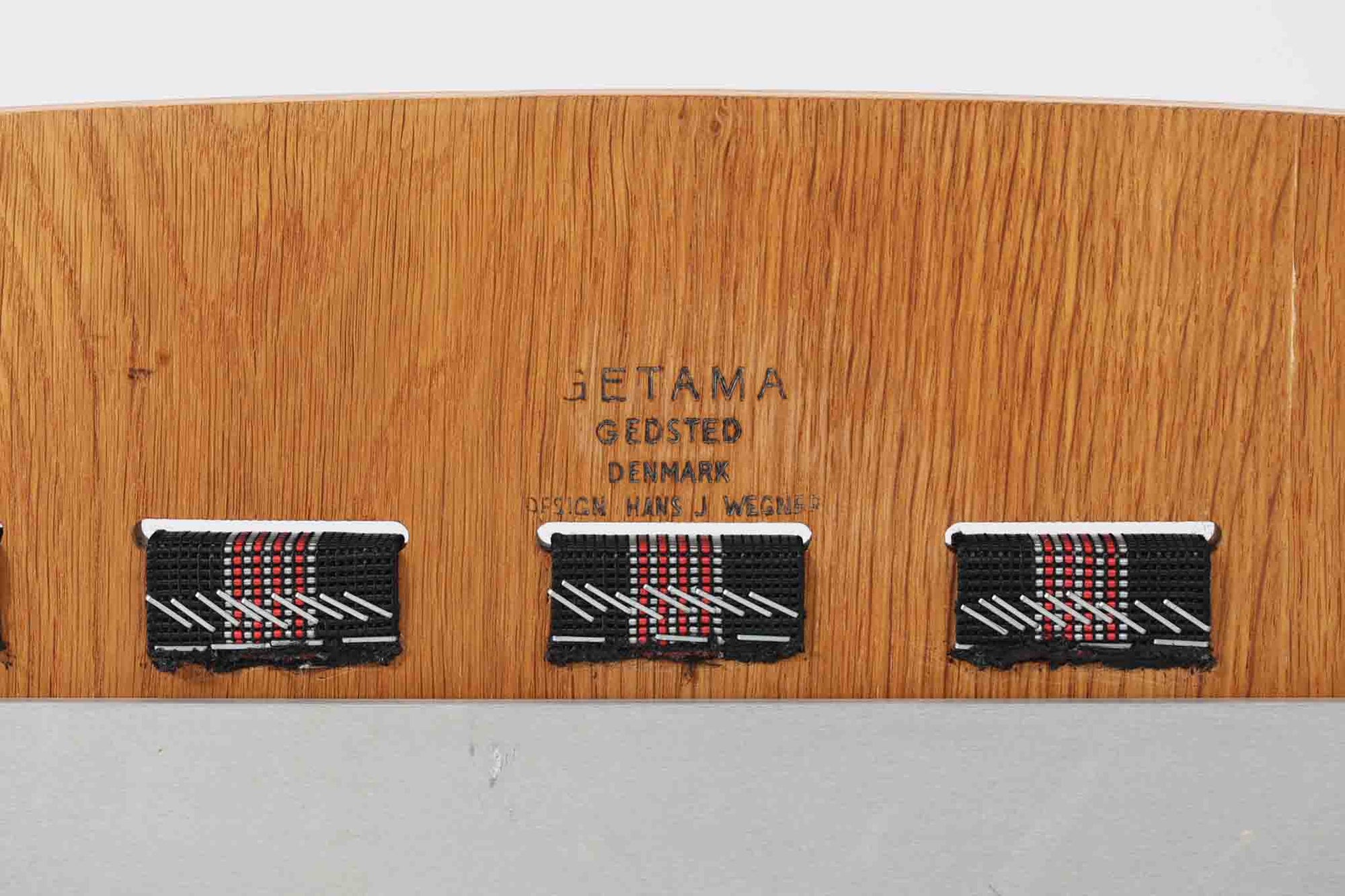 Hans J. Wegner（ハンス・J・ウェグナー）がGetama（ゲタマ）社のために1960年代にデザインしたGE501モデルのシングルソファ。当時としては珍しく、フレームにプライウッドが使用されています。素材には堅牢で美しい木目のオーク材を使用し、特徴的なアームの加工や緩やかなフレームラインなど、ウェグナーならではのディテールが際立ちます。張地は鮮やかな赤いファブリックに張替え済みで、空間に華やかさを添えつつ、ビンテージならではの存在感と温もりが感じられる一脚です。