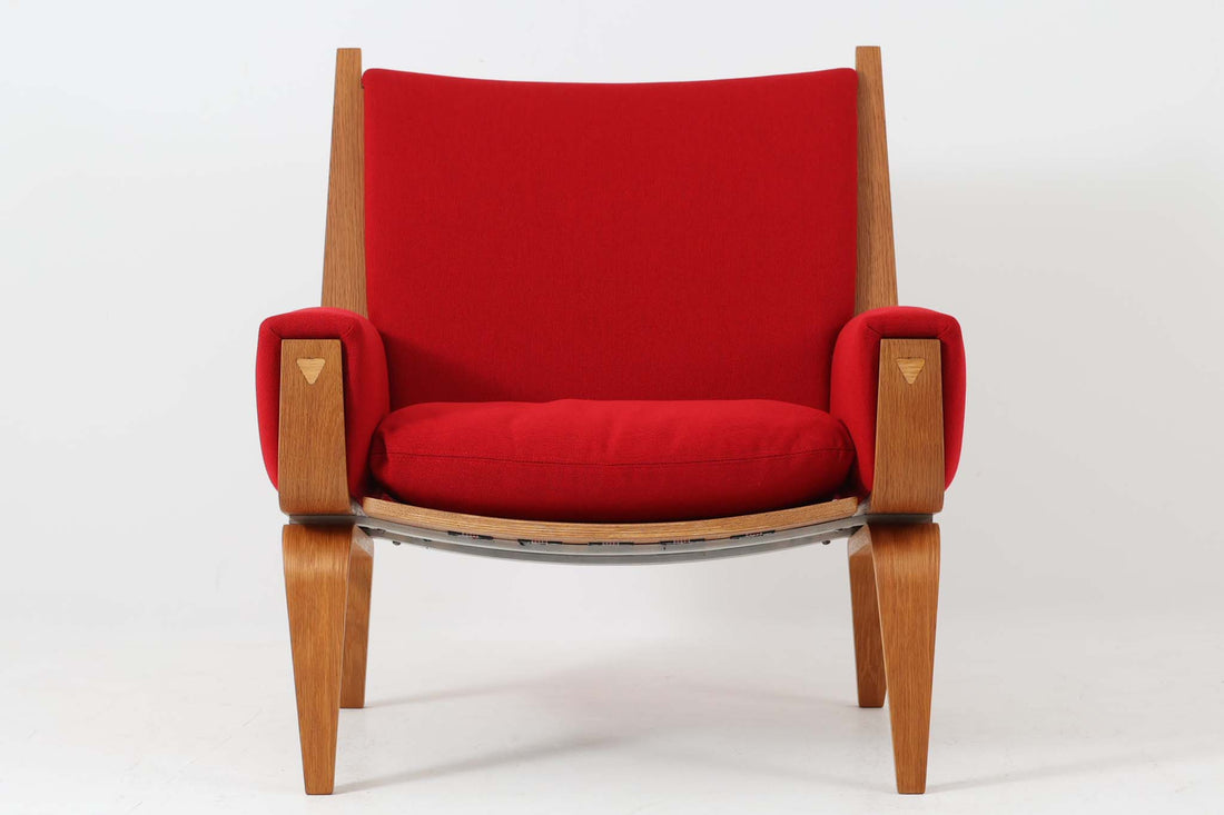 Hans J. Wegner（ハンス・J・ウェグナー）がGetama（ゲタマ）社のために1960年代にデザインしたGE501モデルのシングルソファ。当時としては珍しく、フレームにプライウッドが使用されています。素材には堅牢で美しい木目のオーク材を使用し、特徴的なアームの加工や緩やかなフレームラインなど、ウェグナーならではのディテールが際立ちます。張地は鮮やかな赤いファブリックに張替え済みで、空間に華やかさを添えつつ、ビンテージならではの存在感と温もりが感じられる一脚です。