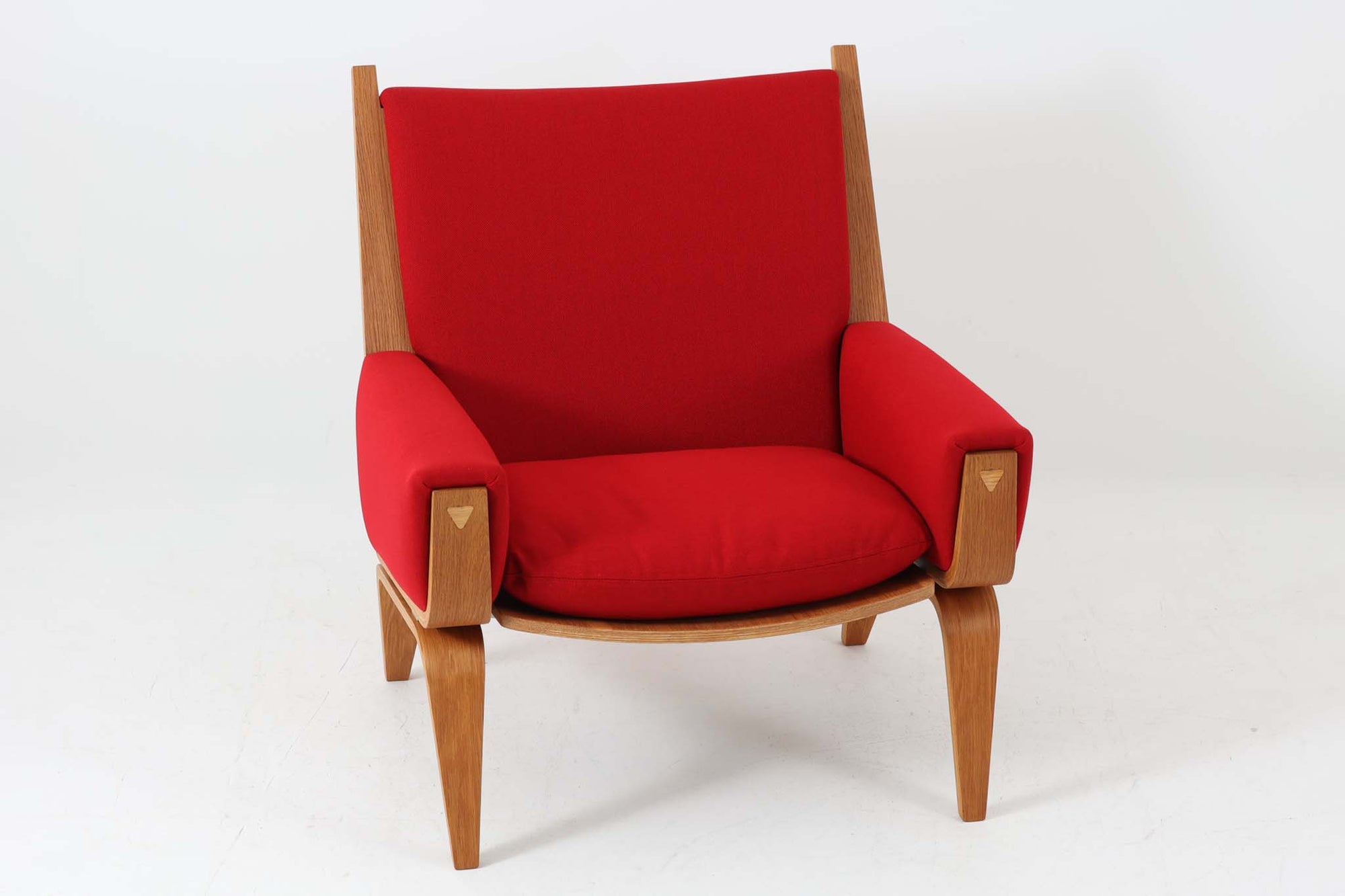 Hans J. Wegner（ハンス・J・ウェグナー）がGetama（ゲタマ）社のために1960年代にデザインしたGE501モデルのシングルソファ。当時としては珍しく、フレームにプライウッドが使用されています。素材には堅牢で美しい木目のオーク材を使用し、特徴的なアームの加工や緩やかなフレームラインなど、ウェグナーならではのディテールが際立ちます。張地は鮮やかな赤いファブリックに張替え済みで、空間に華やかさを添えつつ、ビンテージならではの存在感と温もりが感じられる一脚です。