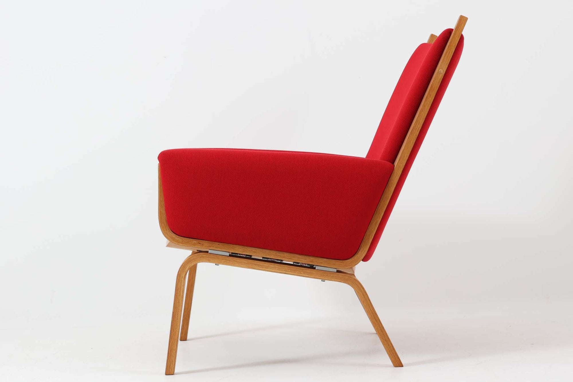 Hans J. Wegner（ハンス・J・ウェグナー）がGetama（ゲタマ）社のために1960年代にデザインしたGE501モデルのシングルソファ。当時としては珍しく、フレームにプライウッドが使用されています。素材には堅牢で美しい木目のオーク材を使用し、特徴的なアームの加工や緩やかなフレームラインなど、ウェグナーならではのディテールが際立ちます。張地は鮮やかな赤いファブリックに張替え済みで、空間に華やかさを添えつつ、ビンテージならではの存在感と温もりが感じられる一脚です。
