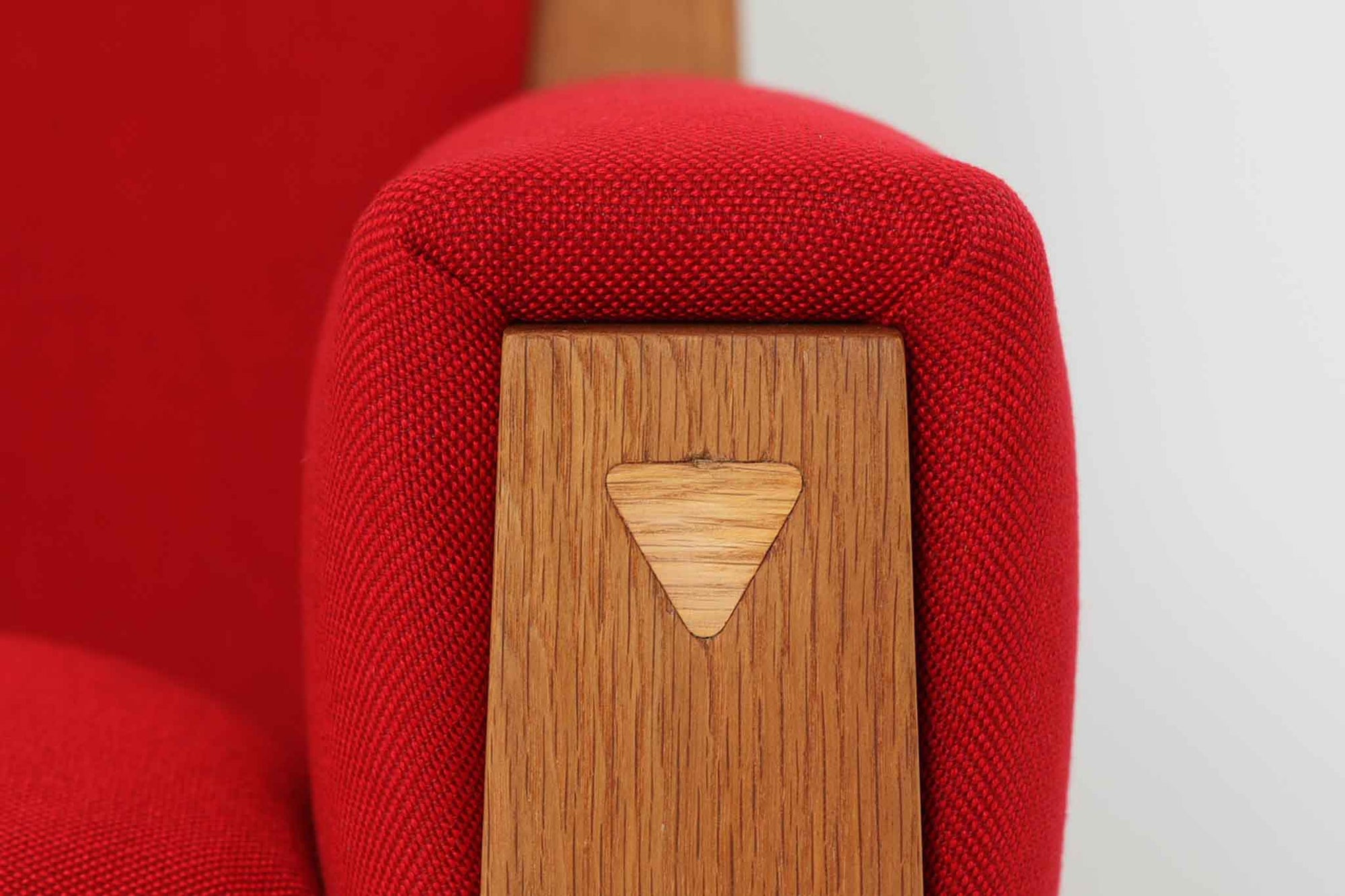 Hans J. Wegner（ハンス・J・ウェグナー）がGetama（ゲタマ）社のために1960年代にデザインしたGE501モデルのシングルソファ。当時としては珍しく、フレームにプライウッドが使用されています。素材には堅牢で美しい木目のオーク材を使用し、特徴的なアームの加工や緩やかなフレームラインなど、ウェグナーならではのディテールが際立ちます。張地は鮮やかな赤いファブリックに張替え済みで、空間に華やかさを添えつつ、ビンテージならではの存在感と温もりが感じられる一脚です。