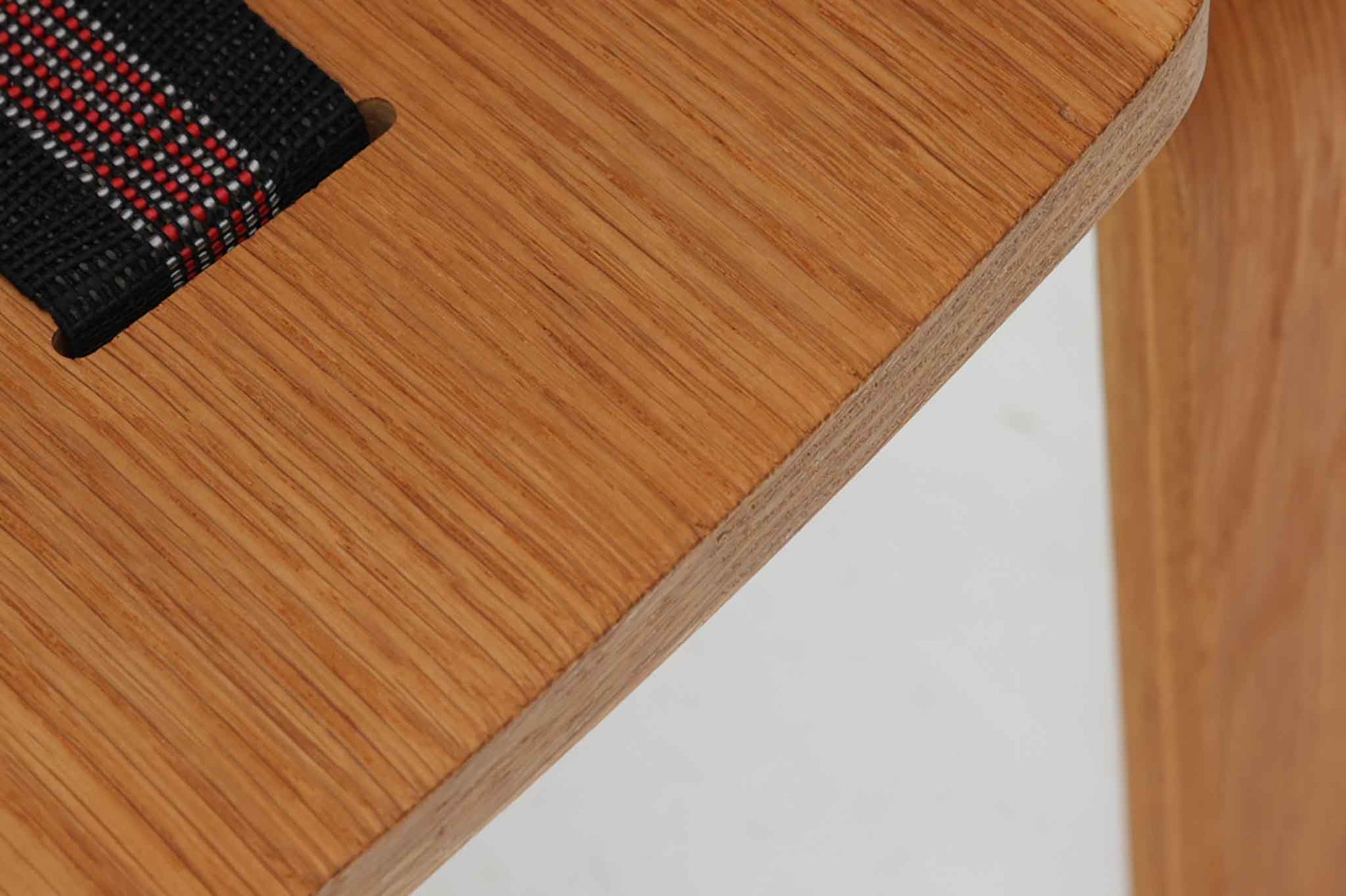 Hans J. Wegner（ハンス・J・ウェグナー）がGetama（ゲタマ）社のために1960年代にデザインしたGE501モデルのシングルソファ。当時としては珍しく、フレームにプライウッドが使用されています。素材には堅牢で美しい木目のオーク材を使用し、特徴的なアームの加工や緩やかなフレームラインなど、ウェグナーならではのディテールが際立ちます。張地は鮮やかな赤いファブリックに張替え済みで、空間に華やかさを添えつつ、ビンテージならではの存在感と温もりが感じられる一脚です。