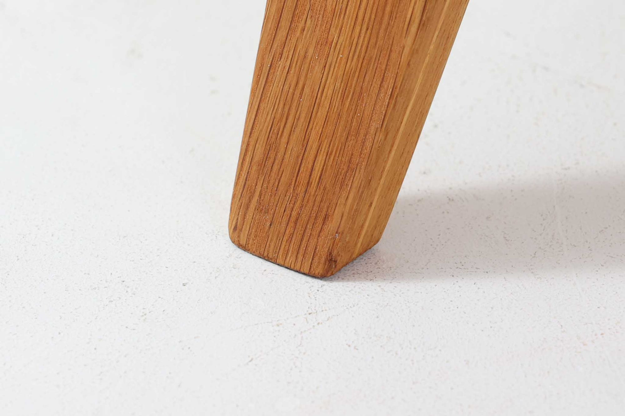 Hans J. Wegner（ハンス・J・ウェグナー）がGetama（ゲタマ）社のために1960年代にデザインしたGE501モデルのシングルソファ。当時としては珍しく、フレームにプライウッドが使用されています。素材には堅牢で美しい木目のオーク材を使用し、特徴的なアームの加工や緩やかなフレームラインなど、ウェグナーならではのディテールが際立ちます。張地は鮮やかな赤いファブリックに張替え済みで、空間に華やかさを添えつつ、ビンテージならではの存在感と温もりが感じられる一脚です。