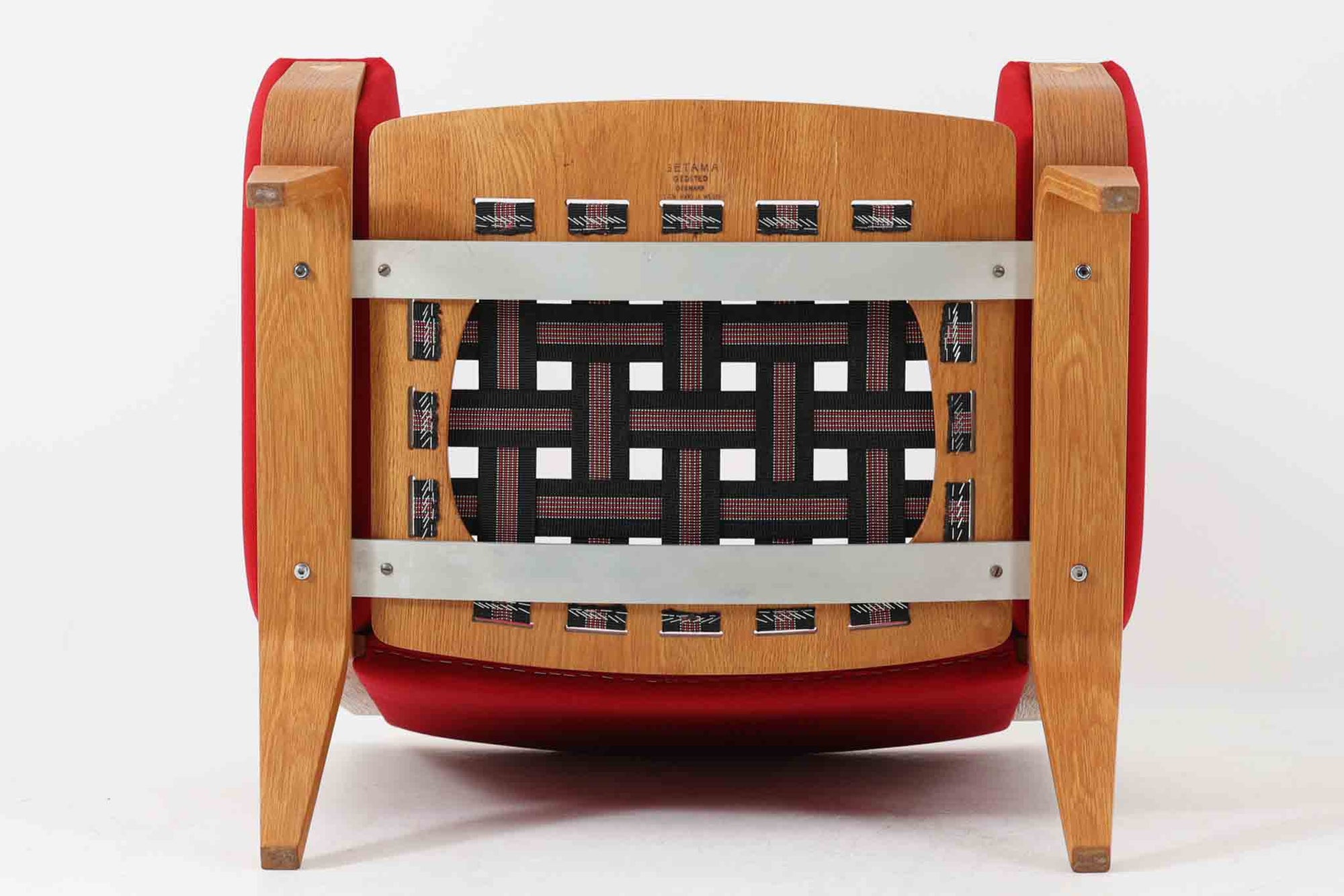 Hans J. Wegner（ハンス・J・ウェグナー）がGetama（ゲタマ）社のために1960年代にデザインしたGE501モデルのシングルソファ。当時としては珍しく、フレームにプライウッドが使用されています。素材には堅牢で美しい木目のオーク材を使用し、特徴的なアームの加工や緩やかなフレームラインなど、ウェグナーならではのディテールが際立ちます。張地は鮮やかな赤いファブリックに張替え済みで、空間に華やかさを添えつつ、ビンテージならではの存在感と温もりが感じられる一脚です。