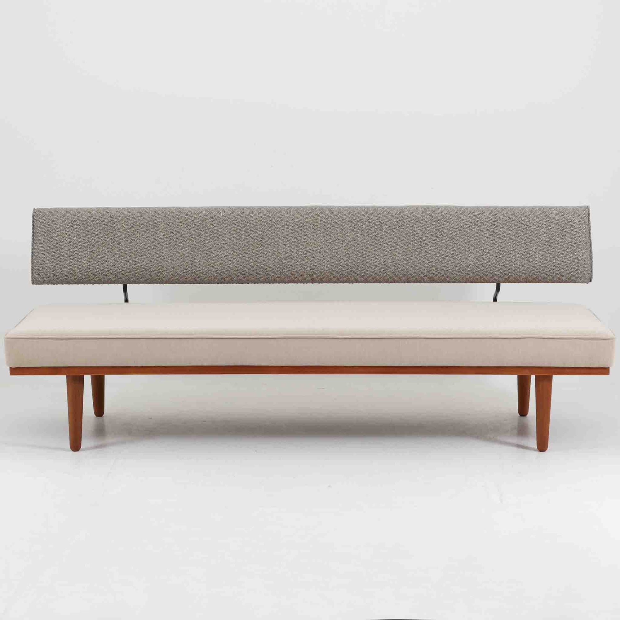 Severin Hansen Jr.（セヴェリン・ハンセン）によるデザインで、Haslev社から発表されたソファベッドです。繊細な脚部やチーク材のフレームにハンセンらしいシャープなラインが際立ち、軽やかで洗練された印象を与えます。背もたれは回転させることで、簡単に位置を変えることができ、シーンに合わせてソファとしてもデイベッドとしてもお使いいただける実用的な構造です。張地には落ち着いたトーンのファブリックを用い、北欧らしい穏やかな空気感を演出。経年により艶を増したチーク材の風合いが、上質なビンテージ家具の存在感を際立たせています。