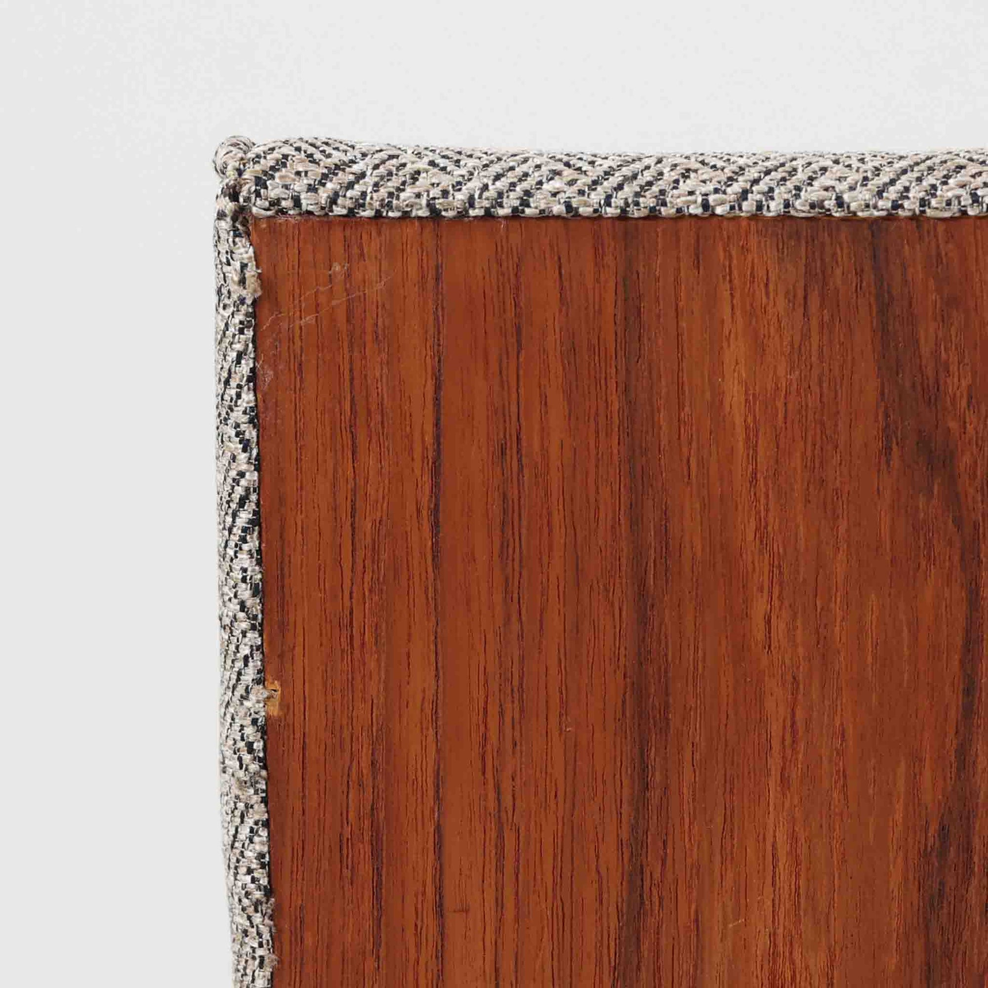 Severin Hansen Jr.（セヴェリン・ハンセン）によるデザインで、Haslev社から発表されたソファベッドです。繊細な脚部やチーク材のフレームにハンセンらしいシャープなラインが際立ち、軽やかで洗練された印象を与えます。背もたれは回転させることで、簡単に位置を変えることができ、シーンに合わせてソファとしてもデイベッドとしてもお使いいただける実用的な構造です。張地には落ち着いたトーンのファブリックを用い、北欧らしい穏やかな空気感を演出。経年により艶を増したチーク材の風合いが、上質なビンテージ家具の存在感を際立たせています。