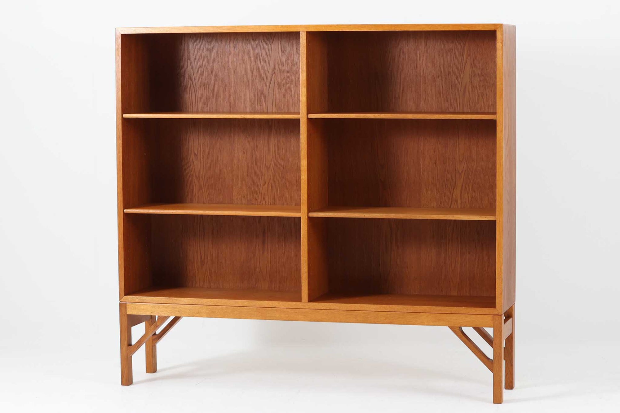 デンマークの名門FDB社より製造された、ボーエ・モーエンセンデザインのヴィンテージブックシェルフ。北欧家具の巨匠であるモーエンセンならではの機能美が際立つ、シンプルかつ実用的なデザインが特徴です。素材には温かみのあるオーク材を使用し、しっかりとした構造と美しい木目が魅力。直線的なフォルムに加え、脚部にはさりげなくデザイン性を加えた補強パーツが施され、安定感と視覚的な軽やかさを両立しています。広々とした収納スペースは書籍や雑貨の収納に最適で、シンプルながらも存在感のあるデザインはリビングや書斎、寝室など幅広い空間に調和します。FDB社のクラフトマンシップが息づく、北欧ヴィンテージの逸品をお楽しみください。脚はビンテージのオリジナル品です。