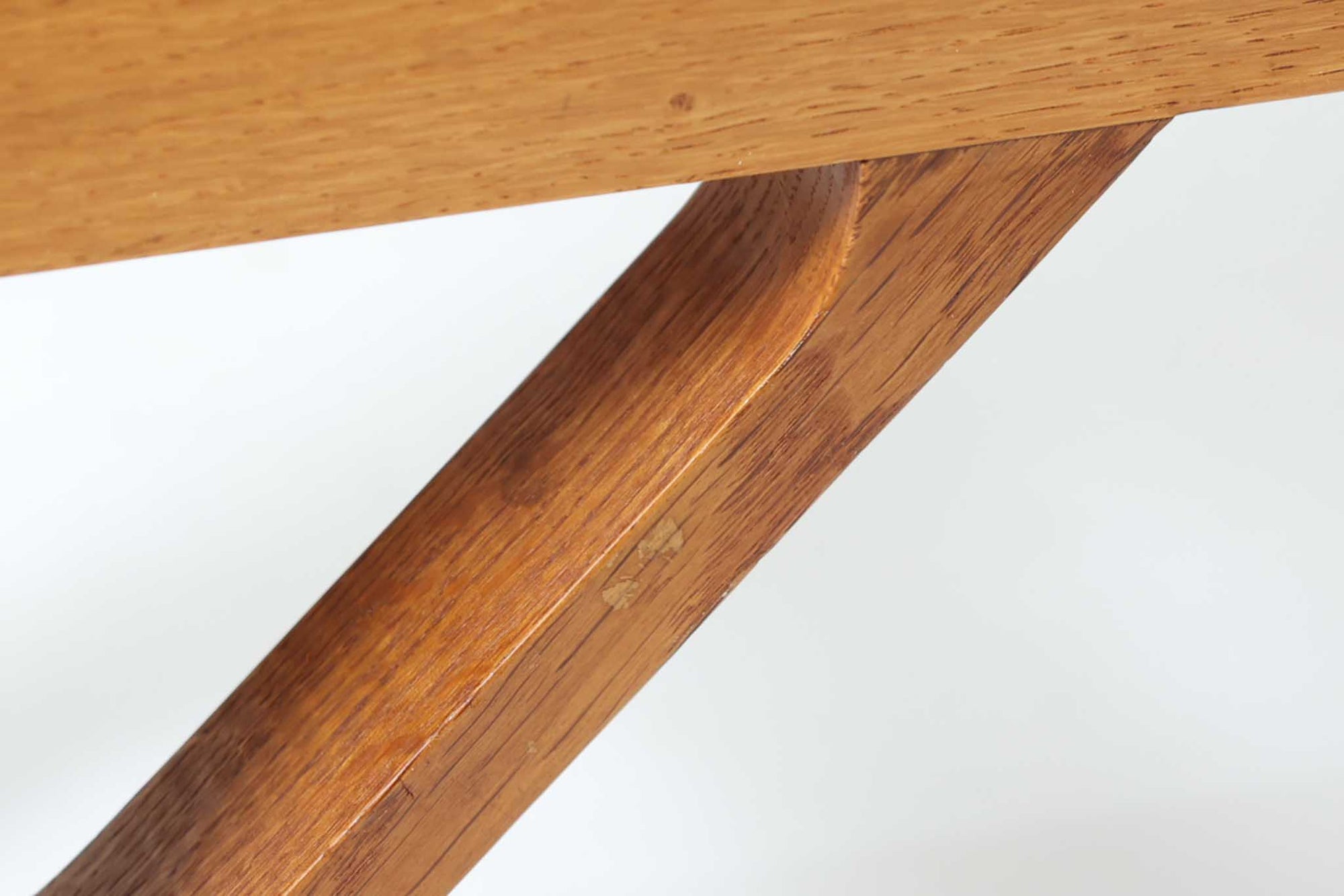 デンマークの名門FDB社より製造された、ボーエ・モーエンセンデザインのヴィンテージブックシェルフ。北欧家具の巨匠であるモーエンセンならではの機能美が際立つ、シンプルかつ実用的なデザインが特徴です。素材には温かみのあるオーク材を使用し、しっかりとした構造と美しい木目が魅力。直線的なフォルムに加え、脚部にはさりげなくデザイン性を加えた補強パーツが施され、安定感と視覚的な軽やかさを両立しています。広々とした収納スペースは書籍や雑貨の収納に最適で、シンプルながらも存在感のあるデザインはリビングや書斎、寝室など幅広い空間に調和します。FDB社のクラフトマンシップが息づく、北欧ヴィンテージの逸品をお楽しみください。脚はビンテージのオリジナル品です。