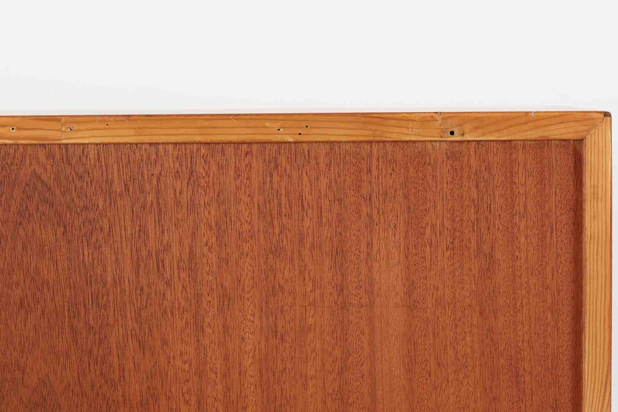 デンマークの名門FDB社より製造された、ボーエ・モーエンセンデザインのヴィンテージブックシェルフ。北欧家具の巨匠であるモーエンセンならではの機能美が際立つ、シンプルかつ実用的なデザインが特徴です。素材には温かみのあるオーク材を使用し、しっかりとした構造と美しい木目が魅力。直線的なフォルムに加え、脚部にはさりげなくデザイン性を加えた補強パーツが施され、安定感と視覚的な軽やかさを両立しています。広々とした収納スペースは書籍や雑貨の収納に最適で、シンプルながらも存在感のあるデザインはリビングや書斎、寝室など幅広い空間に調和します。FDB社のクラフトマンシップが息づく、北欧ヴィンテージの逸品をお楽しみください。脚はビンテージのオリジナル品です。