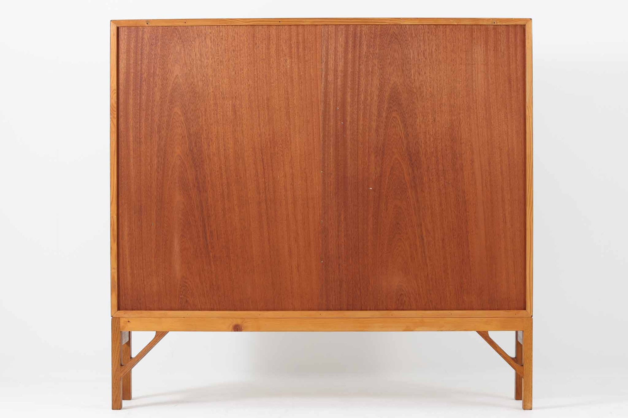 デンマークの名門FDB社より製造された、ボーエ・モーエンセンデザインのヴィンテージブックシェルフ。北欧家具の巨匠であるモーエンセンならではの機能美が際立つ、シンプルかつ実用的なデザインが特徴です。素材には温かみのあるオーク材を使用し、しっかりとした構造と美しい木目が魅力。直線的なフォルムに加え、脚部にはさりげなくデザイン性を加えた補強パーツが施され、安定感と視覚的な軽やかさを両立しています。広々とした収納スペースは書籍や雑貨の収納に最適で、シンプルながらも存在感のあるデザインはリビングや書斎、寝室など幅広い空間に調和します。FDB社のクラフトマンシップが息づく、北欧ヴィンテージの逸品をお楽しみください。脚はビンテージのオリジナル品です。