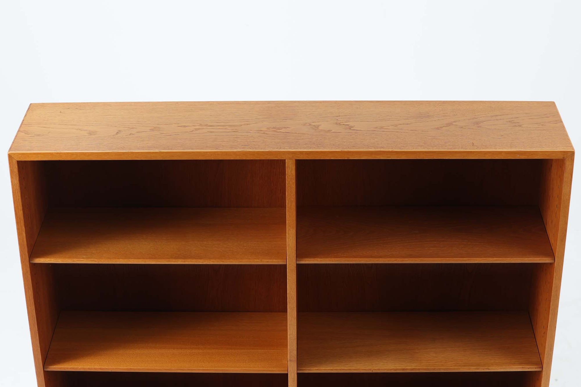 デンマークの名門FDB社より製造された、ボーエ・モーエンセンデザインのヴィンテージブックシェルフ。北欧家具の巨匠であるモーエンセンならではの機能美が際立つ、シンプルかつ実用的なデザインが特徴です。素材には温かみのあるオーク材を使用し、しっかりとした構造と美しい木目が魅力。直線的なフォルムに加え、脚部にはさりげなくデザイン性を加えた補強パーツが施され、安定感と視覚的な軽やかさを両立しています。広々とした収納スペースは書籍や雑貨の収納に最適で、シンプルながらも存在感のあるデザインはリビングや書斎、寝室など幅広い空間に調和します。FDB社のクラフトマンシップが息づく、北欧ヴィンテージの逸品をお楽しみください。脚はビンテージのオリジナル品です。