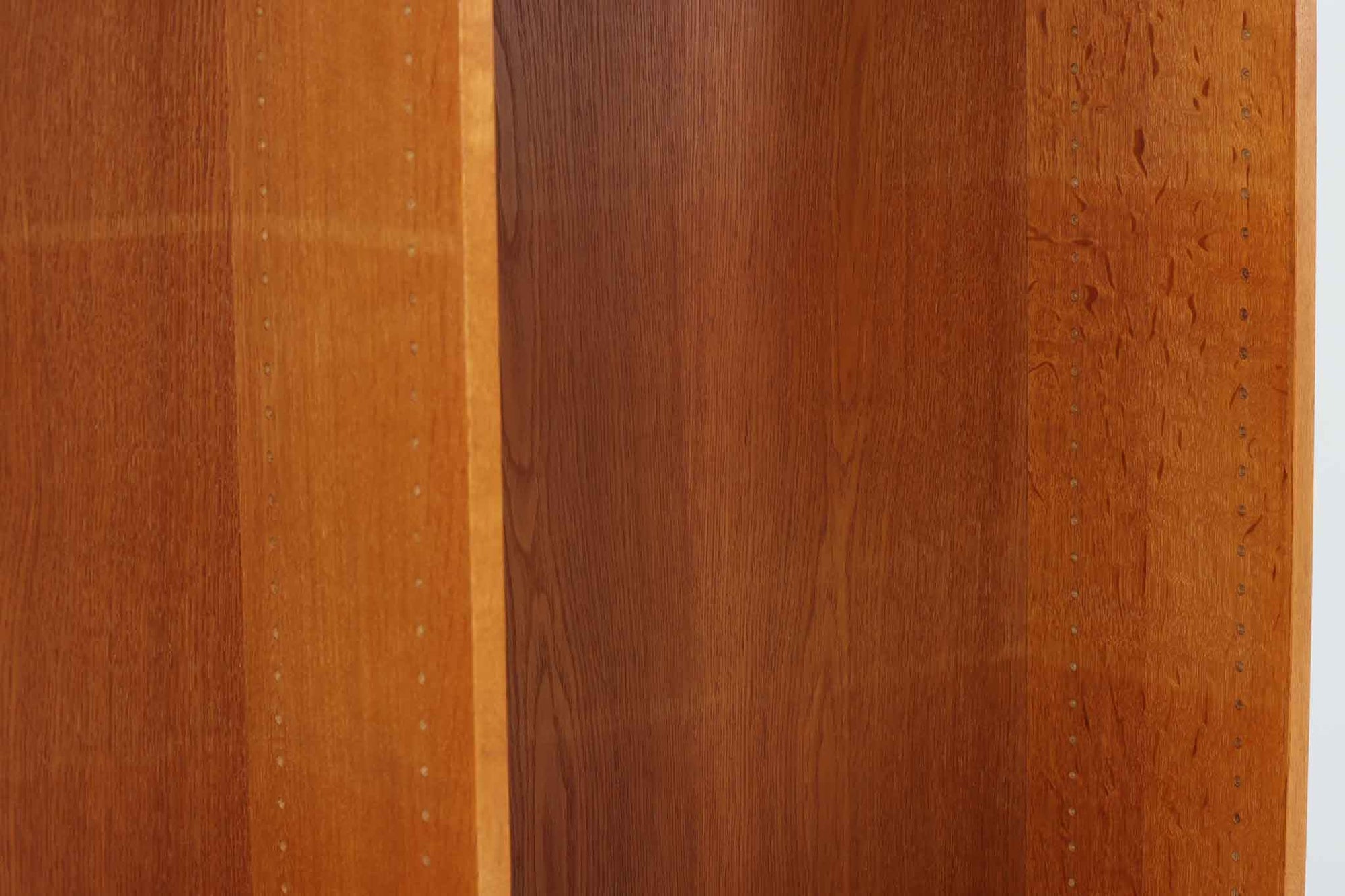 デンマークの名門FDB社より製造された、ボーエ・モーエンセンデザインのヴィンテージブックシェルフ。北欧家具の巨匠であるモーエンセンならではの機能美が際立つ、シンプルかつ実用的なデザインが特徴です。素材には温かみのあるオーク材を使用し、しっかりとした構造と美しい木目が魅力。直線的なフォルムに加え、脚部にはさりげなくデザイン性を加えた補強パーツが施され、安定感と視覚的な軽やかさを両立しています。広々とした収納スペースは書籍や雑貨の収納に最適で、シンプルながらも存在感のあるデザインはリビングや書斎、寝室など幅広い空間に調和します。FDB社のクラフトマンシップが息づく、北欧ヴィンテージの逸品をお楽しみください。脚はビンテージのオリジナル品です。