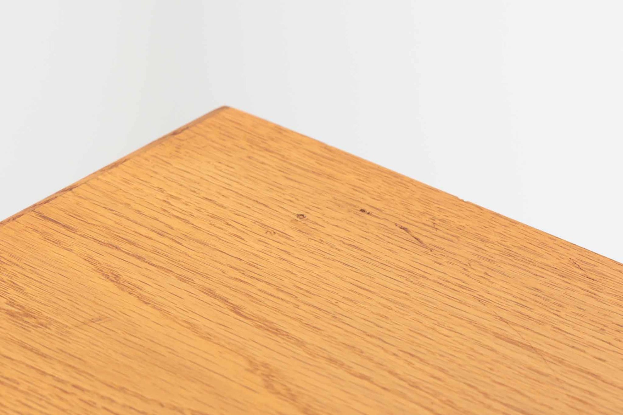 デンマークの名門FDB社より製造された、ボーエ・モーエンセンデザインのヴィンテージブックシェルフ。北欧家具の巨匠であるモーエンセンならではの機能美が際立つ、シンプルかつ実用的なデザインが特徴です。素材には温かみのあるオーク材を使用し、しっかりとした構造と美しい木目が魅力。直線的なフォルムに加え、脚部にはさりげなくデザイン性を加えた補強パーツが施され、安定感と視覚的な軽やかさを両立しています。広々とした収納スペースは書籍や雑貨の収納に最適で、シンプルながらも存在感のあるデザインはリビングや書斎、寝室など幅広い空間に調和します。FDB社のクラフトマンシップが息づく、北欧ヴィンテージの逸品をお楽しみください。脚はビンテージのオリジナル品です。