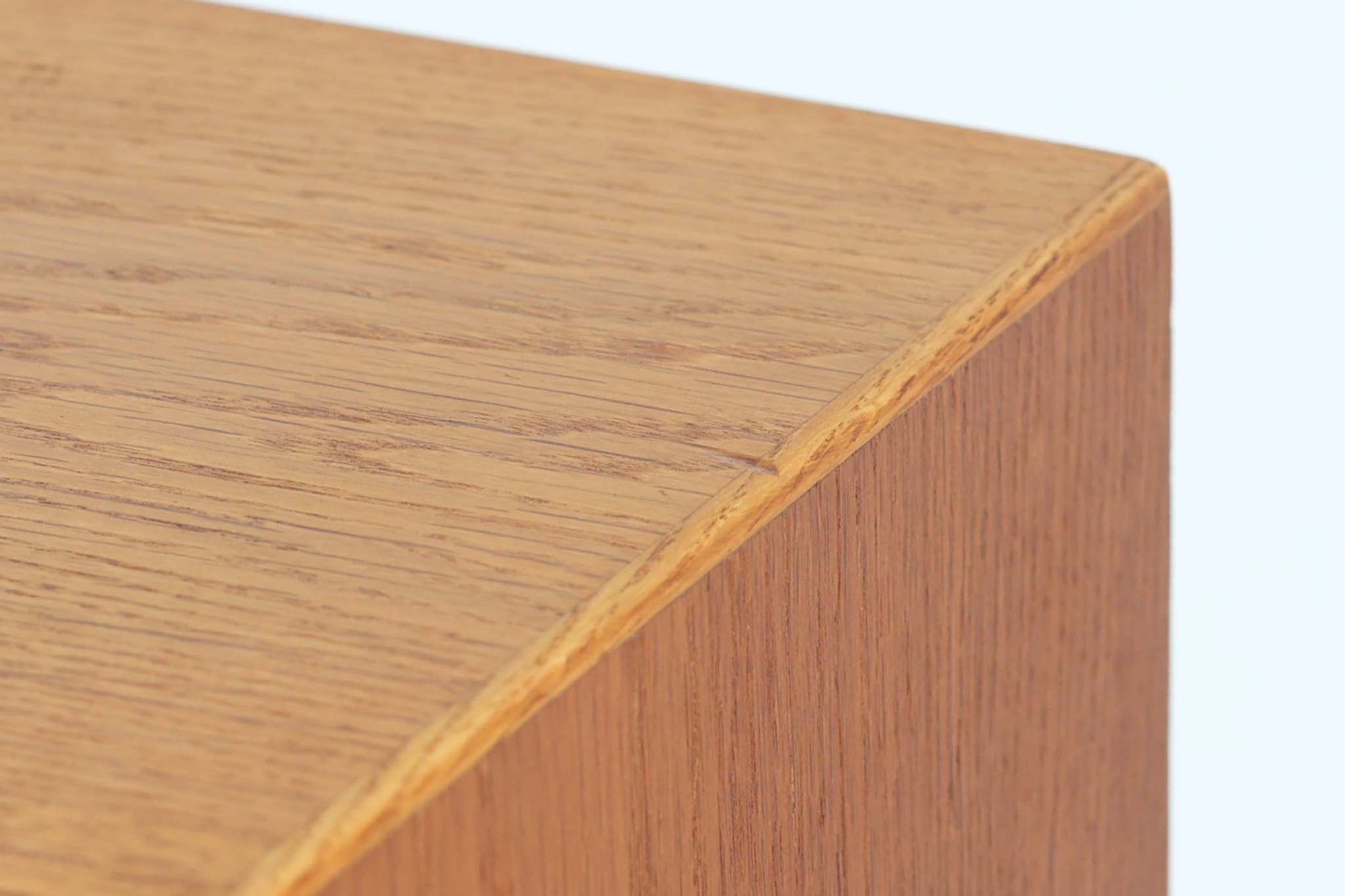 デンマークの名門FDB社より製造された、ボーエ・モーエンセンデザインのヴィンテージブックシェルフ。北欧家具の巨匠であるモーエンセンならではの機能美が際立つ、シンプルかつ実用的なデザインが特徴です。素材には温かみのあるオーク材を使用し、しっかりとした構造と美しい木目が魅力。直線的なフォルムに加え、脚部にはさりげなくデザイン性を加えた補強パーツが施され、安定感と視覚的な軽やかさを両立しています。広々とした収納スペースは書籍や雑貨の収納に最適で、シンプルながらも存在感のあるデザインはリビングや書斎、寝室など幅広い空間に調和します。FDB社のクラフトマンシップが息づく、北欧ヴィンテージの逸品をお楽しみください。脚はビンテージのオリジナル品です。