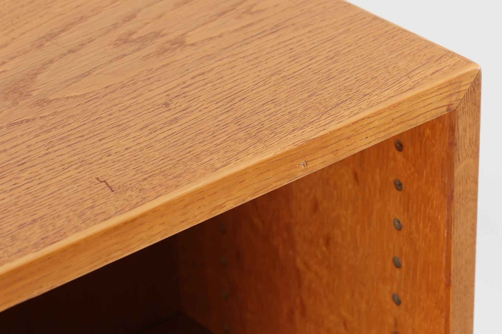 デンマークの名門FDB社より製造された、ボーエ・モーエンセンデザインのヴィンテージブックシェルフ。北欧家具の巨匠であるモーエンセンならではの機能美が際立つ、シンプルかつ実用的なデザインが特徴です。素材には温かみのあるオーク材を使用し、しっかりとした構造と美しい木目が魅力。直線的なフォルムに加え、脚部にはさりげなくデザイン性を加えた補強パーツが施され、安定感と視覚的な軽やかさを両立しています。広々とした収納スペースは書籍や雑貨の収納に最適で、シンプルながらも存在感のあるデザインはリビングや書斎、寝室など幅広い空間に調和します。FDB社のクラフトマンシップが息づく、北欧ヴィンテージの逸品をお楽しみください。脚はビンテージのオリジナル品です。