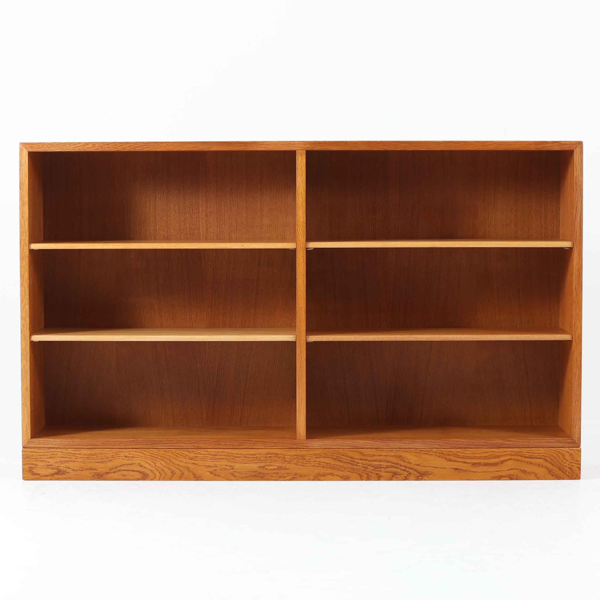 デンマークの名匠Borge MogensenがFDBのためにデザインしたオーク材のブックシェルフは、素朴ながらも洗練された造形と優れた機能性が魅力の北欧ビンテージ家具です。幅122cmのワイドな構成で、可動式の棚板を備えており、本や雑貨の収納に柔軟に対応できます。経年により深みを増したオーク材の風合いが空間に温もりを添え、実用性と美しさを兼ね備えた一台として、リビングや書斎で永くご愛用いただけます。