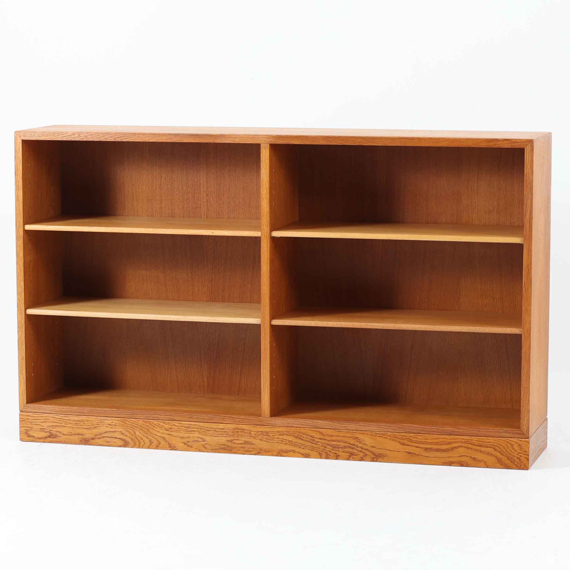 デンマークの名匠Borge MogensenがFDBのためにデザインしたオーク材のブックシェルフは、素朴ながらも洗練された造形と優れた機能性が魅力の北欧ビンテージ家具です。幅122cmのワイドな構成で、可動式の棚板を備えており、本や雑貨の収納に柔軟に対応できます。経年により深みを増したオーク材の風合いが空間に温もりを添え、実用性と美しさを兼ね備えた一台として、リビングや書斎で永くご愛用いただけます。