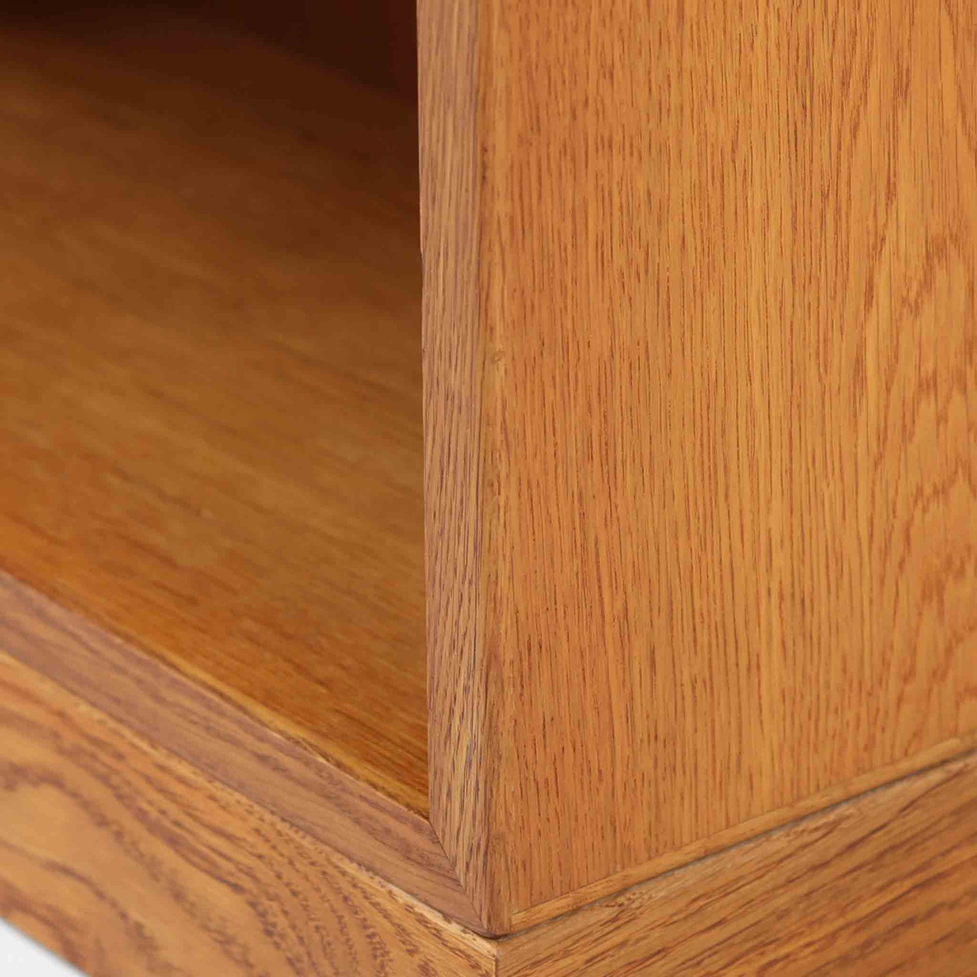 デンマークの名匠Borge MogensenがFDBのためにデザインしたオーク材のブックシェルフは、素朴ながらも洗練された造形と優れた機能性が魅力の北欧ビンテージ家具です。幅122cmのワイドな構成で、可動式の棚板を備えており、本や雑貨の収納に柔軟に対応できます。経年により深みを増したオーク材の風合いが空間に温もりを添え、実用性と美しさを兼ね備えた一台として、リビングや書斎で永くご愛用いただけます。