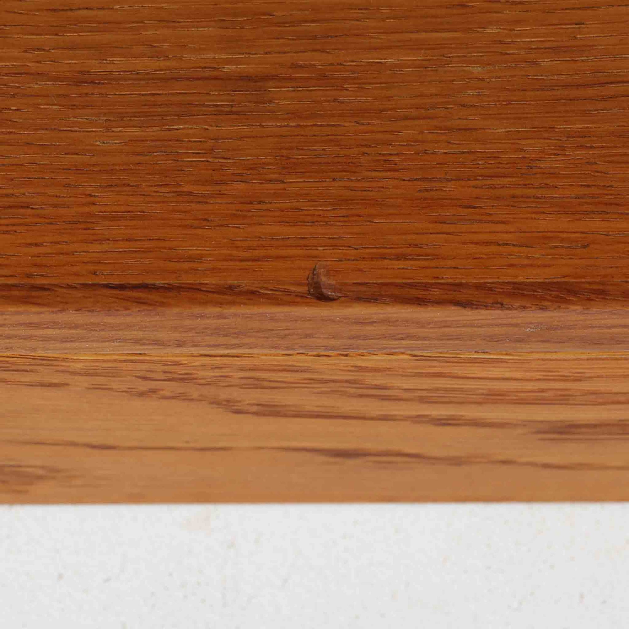 デンマークの名匠Borge MogensenがFDBのためにデザインしたオーク材のブックシェルフは、素朴ながらも洗練された造形と優れた機能性が魅力の北欧ビンテージ家具です。幅122cmのワイドな構成で、可動式の棚板を備えており、本や雑貨の収納に柔軟に対応できます。経年により深みを増したオーク材の風合いが空間に温もりを添え、実用性と美しさを兼ね備えた一台として、リビングや書斎で永くご愛用いただけます。